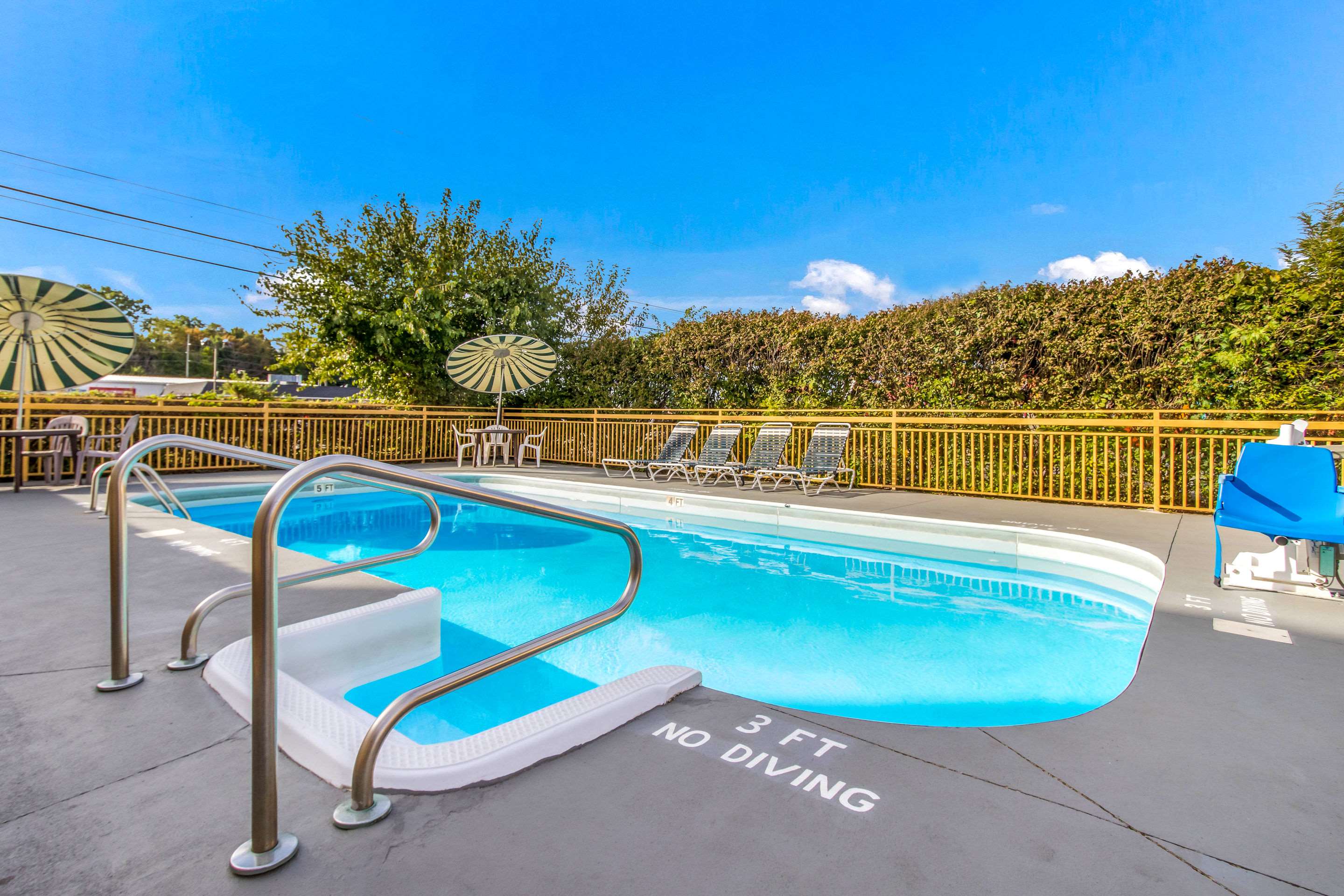 Outdoor pool | Econo Lodge Norwalk