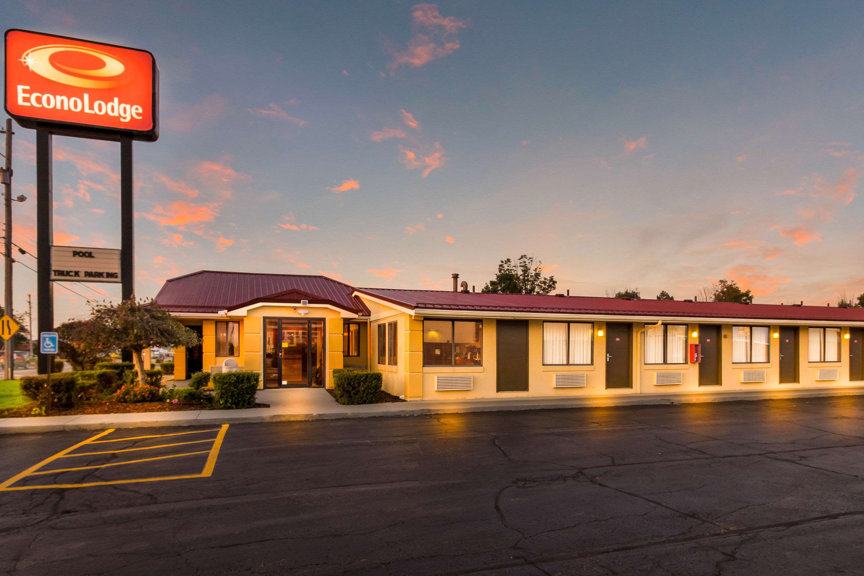 Hotel at night | Econo Lodge Norwalk