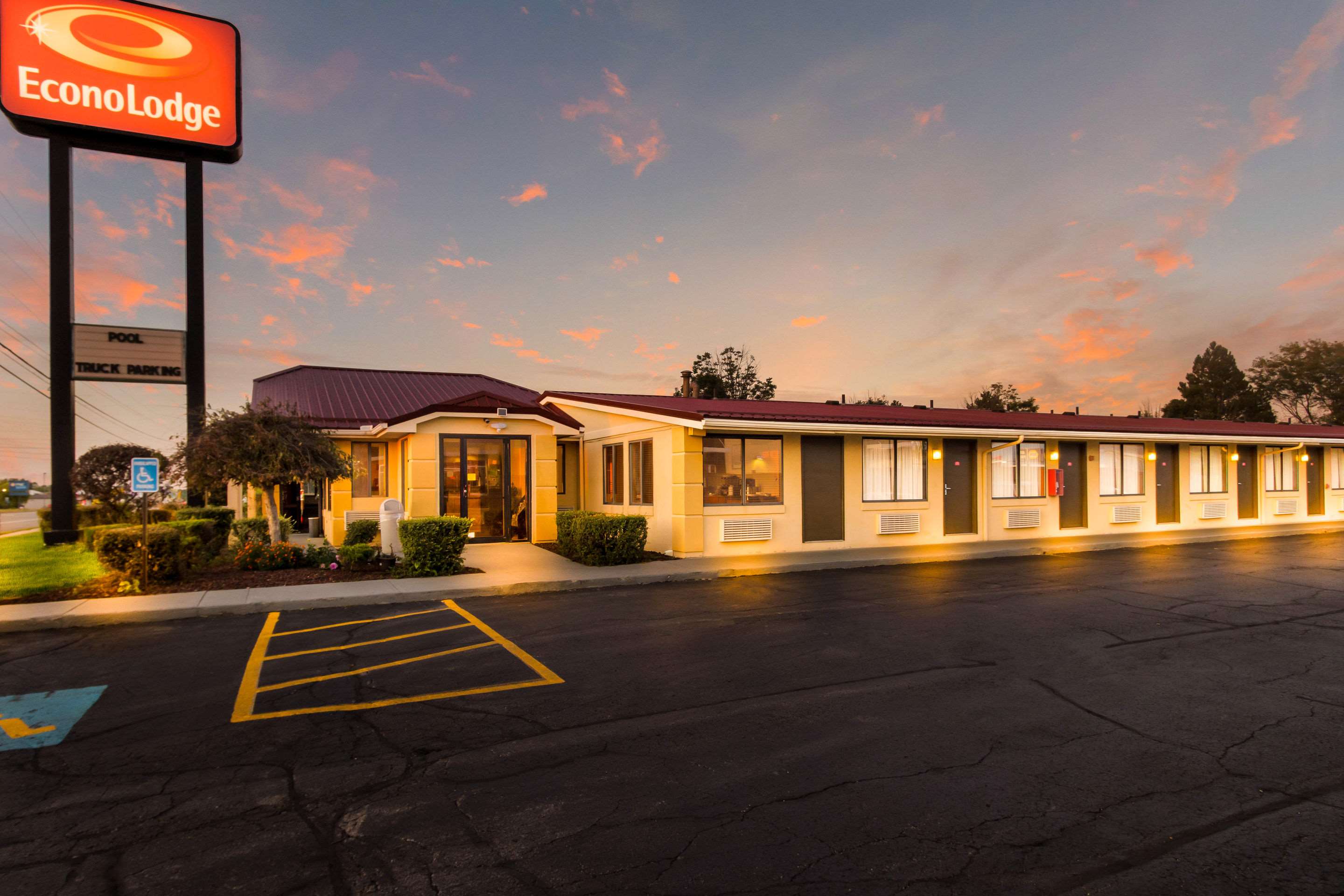 Hotel at night | Econo Lodge Norwalk