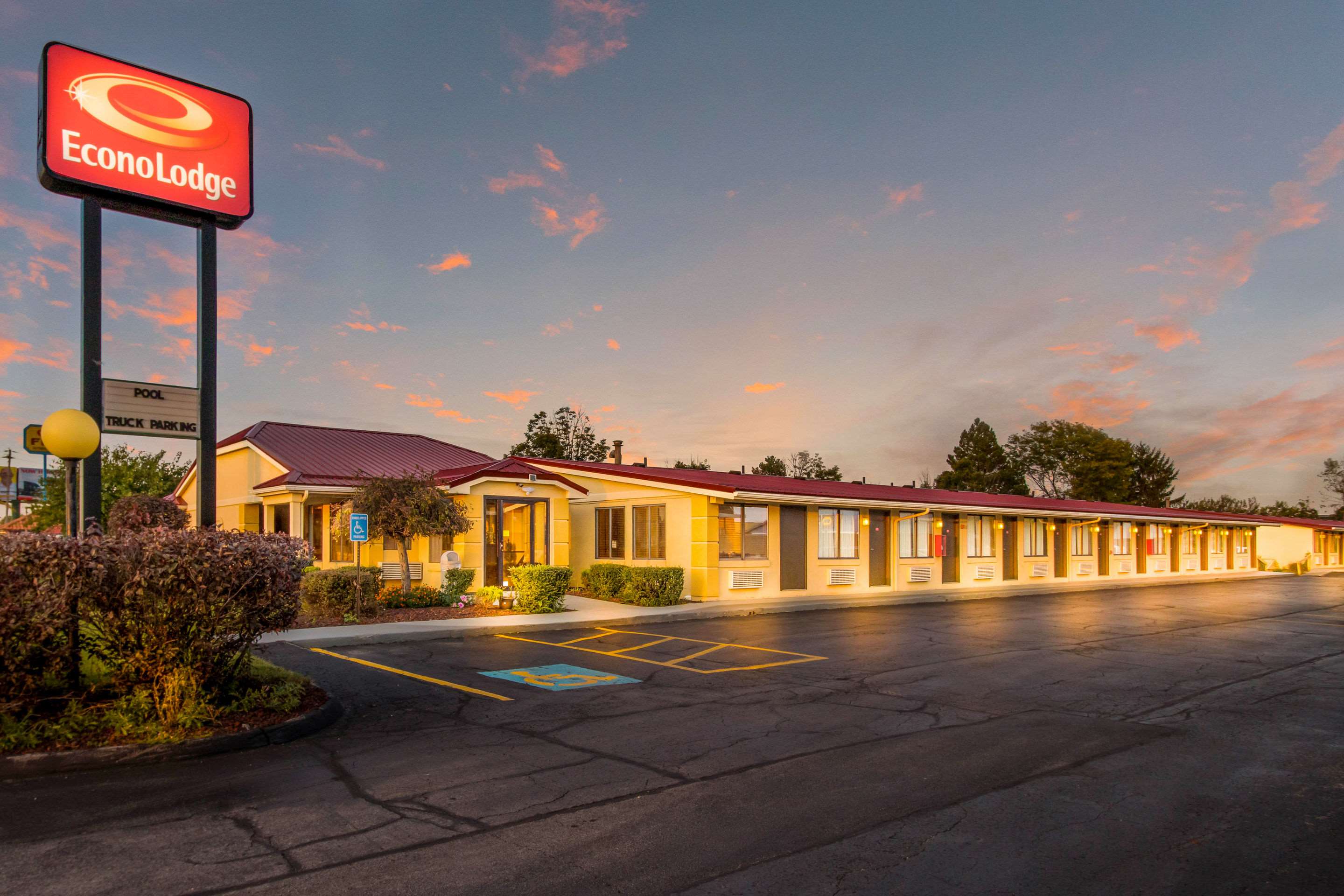 Hotel at night | Econo Lodge Norwalk