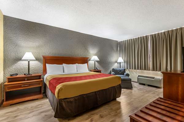 Suite - Econo Lodge Broken Arrow