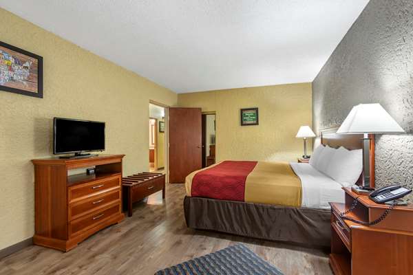 Suite - Econo Lodge Broken Arrow