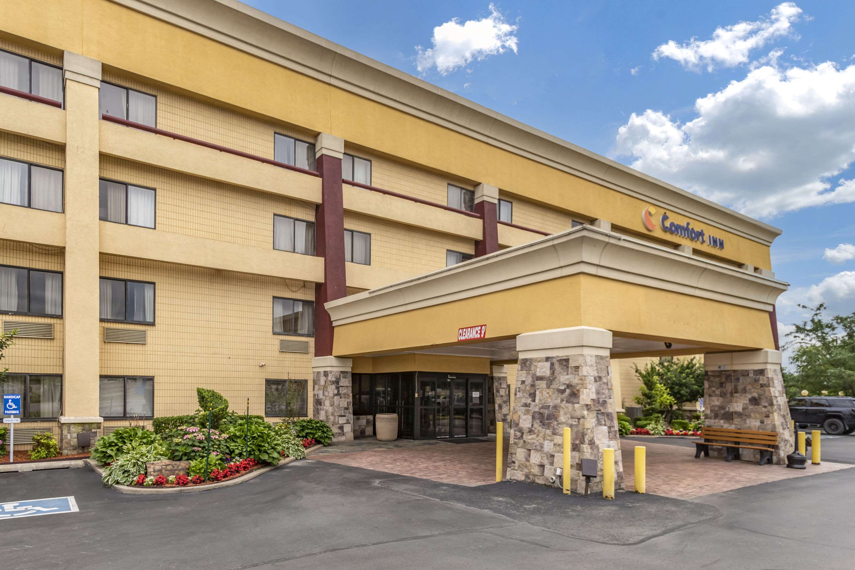 Hotel entrance | Comfort Inn Midtown