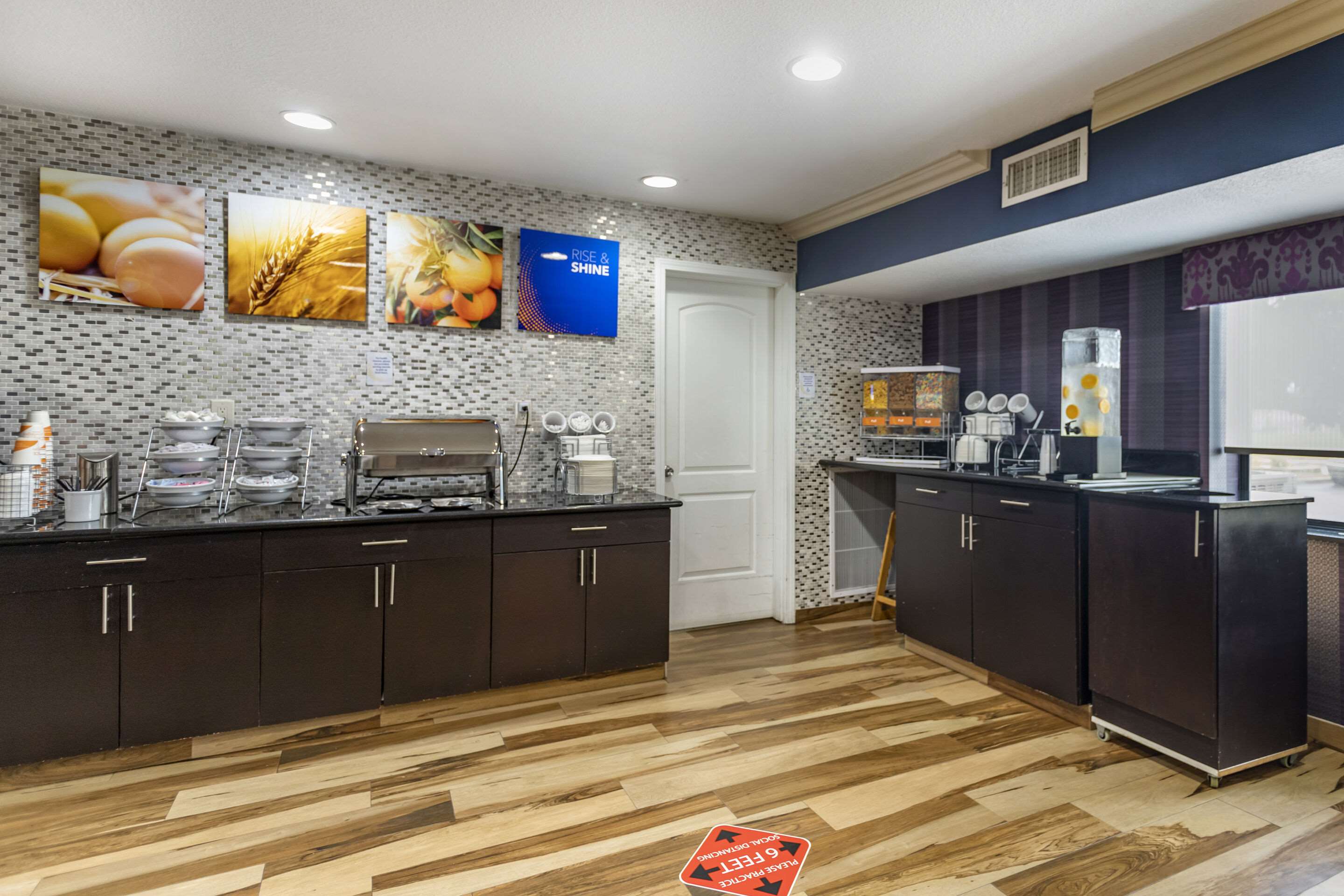 Breakfast area | Comfort Inn Midtown