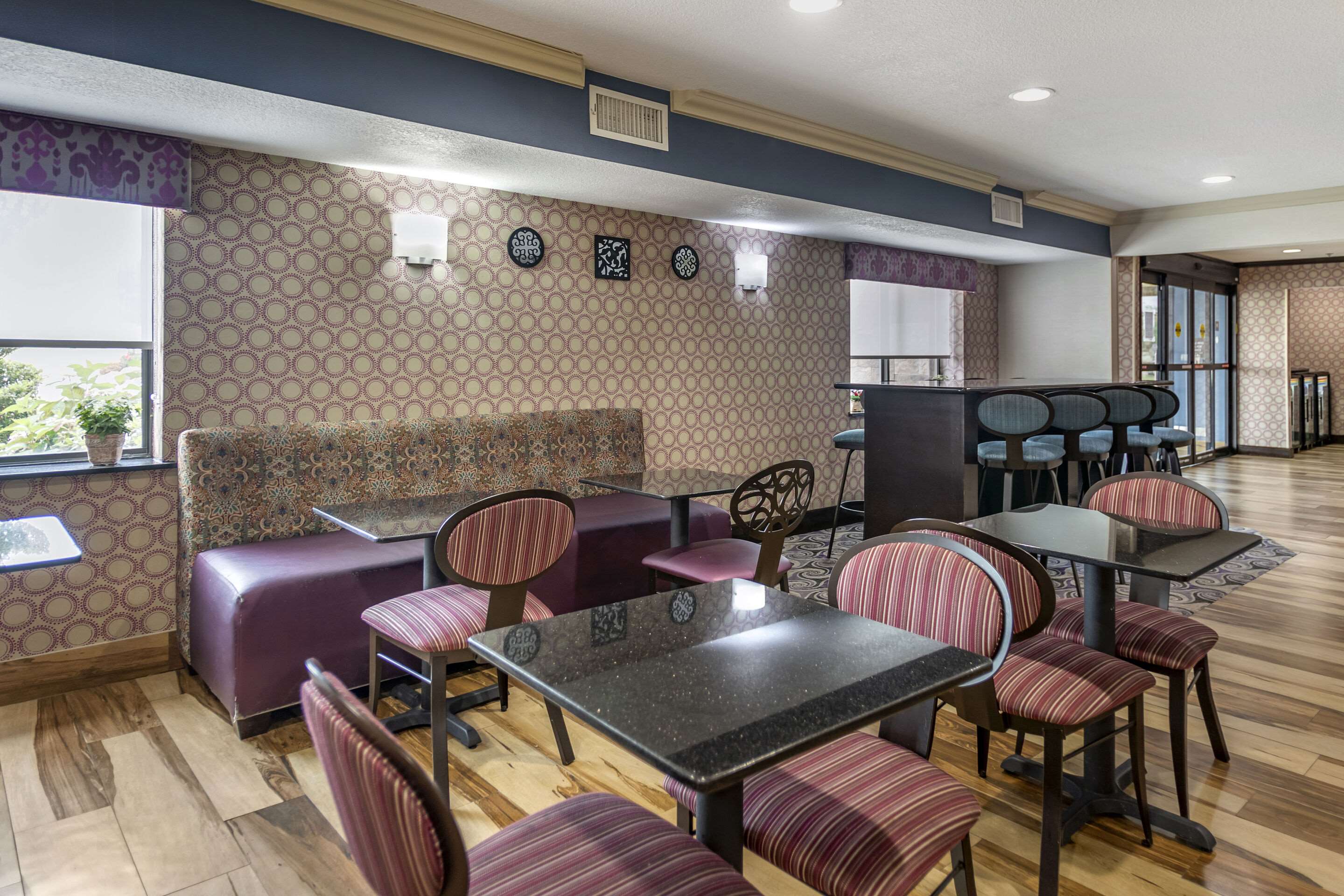 Breakfast area | Comfort Inn Midtown