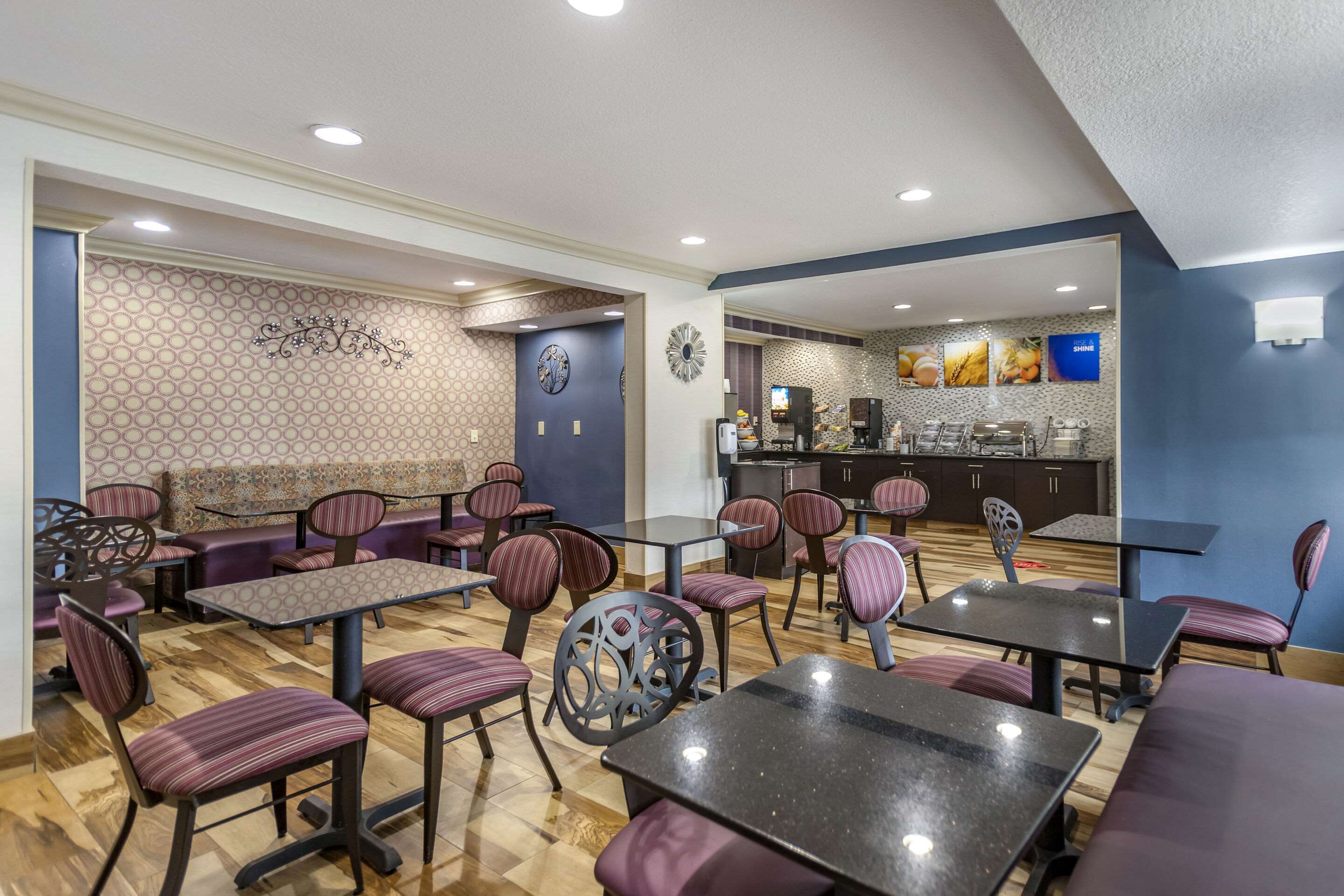 Breakfast area | Comfort Inn Midtown