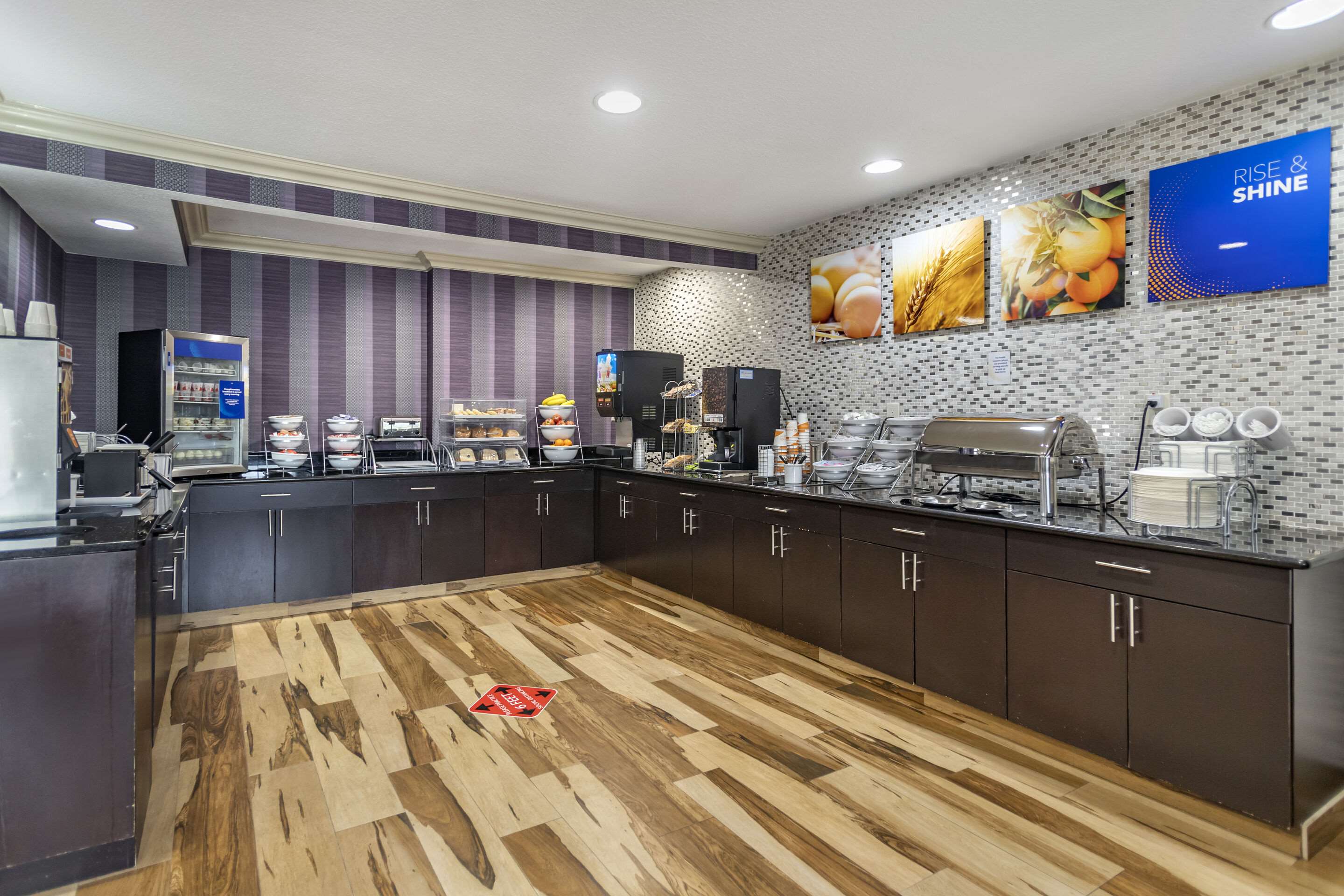 Breakfast area | Comfort Inn Midtown