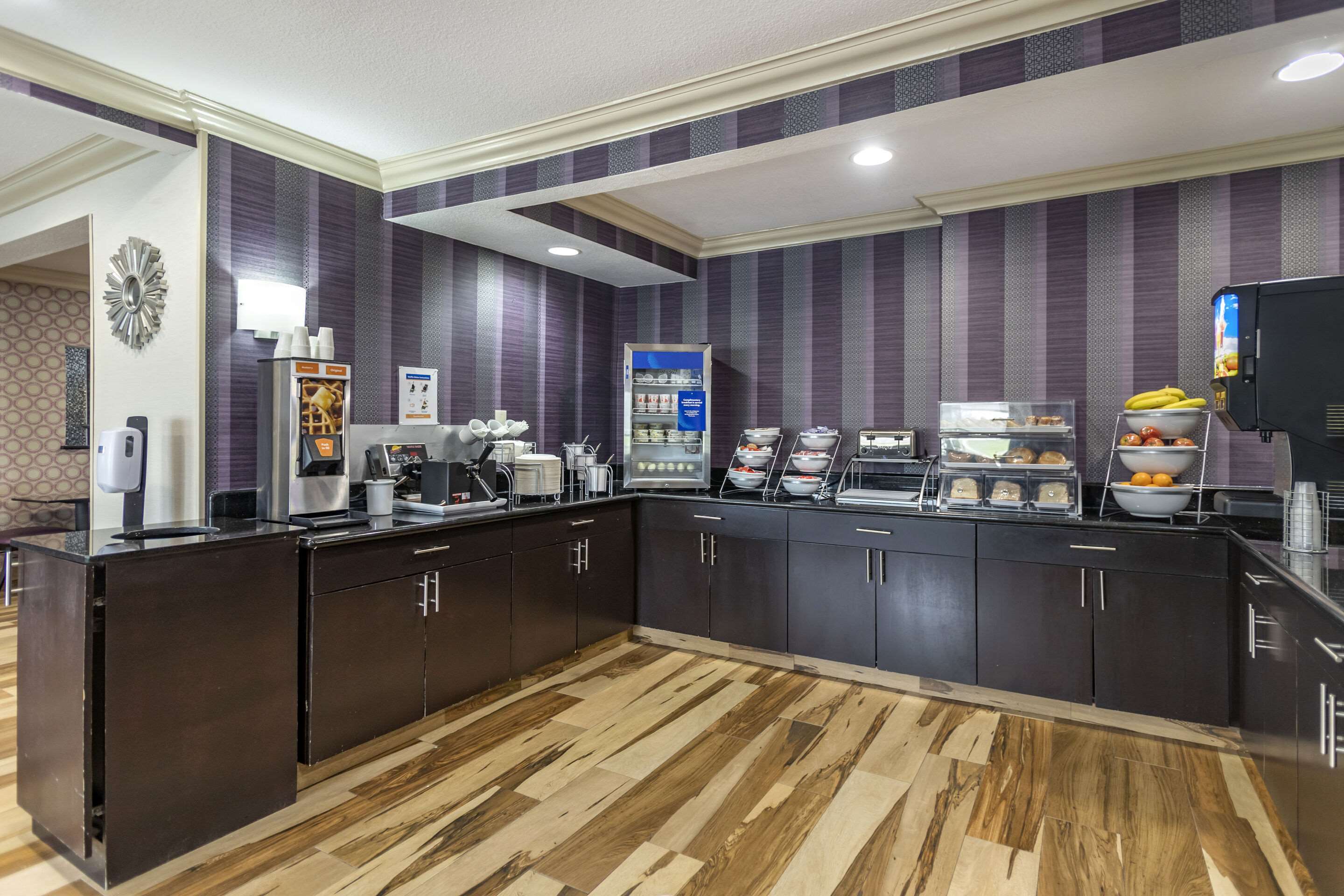 Breakfast counter | Comfort Inn Midtown