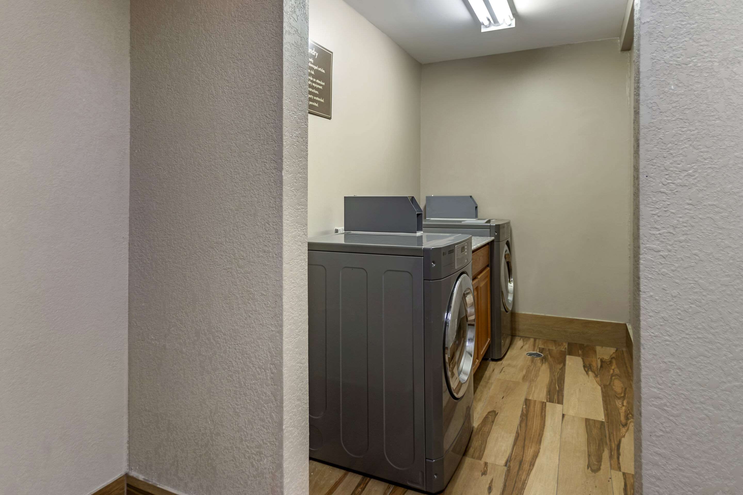 Guest laundry facilities | Comfort Inn Midtown