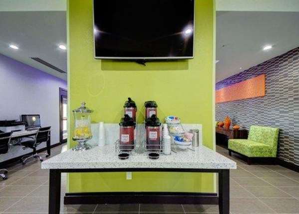  - Comfort Inn & Suites Tulsa - I-44, Exits 221B & 222A