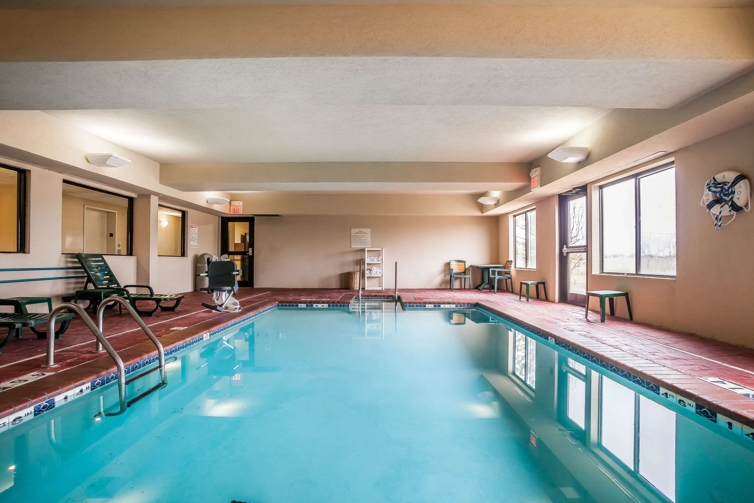 Indoor pool | Rodeway Inn Tahlequah