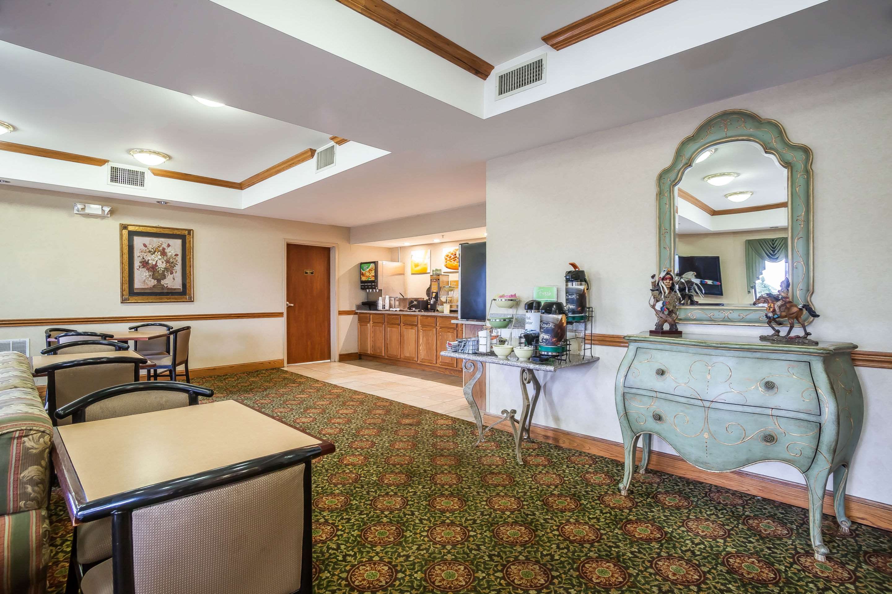Enjoy breakfast in this seating area | Rodeway Inn Tahlequah