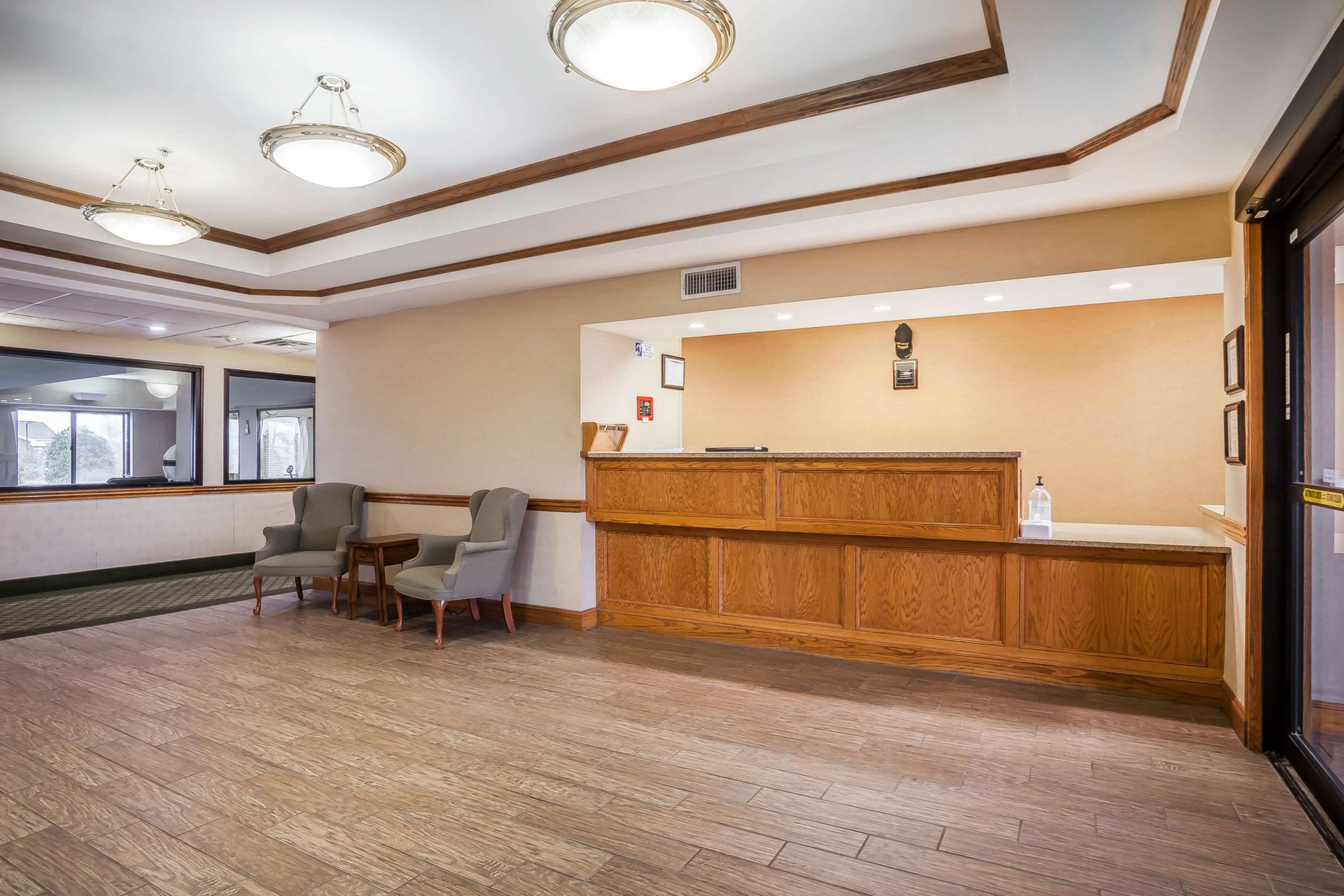 Front desk with friendly staff | Rodeway Inn Tahlequah