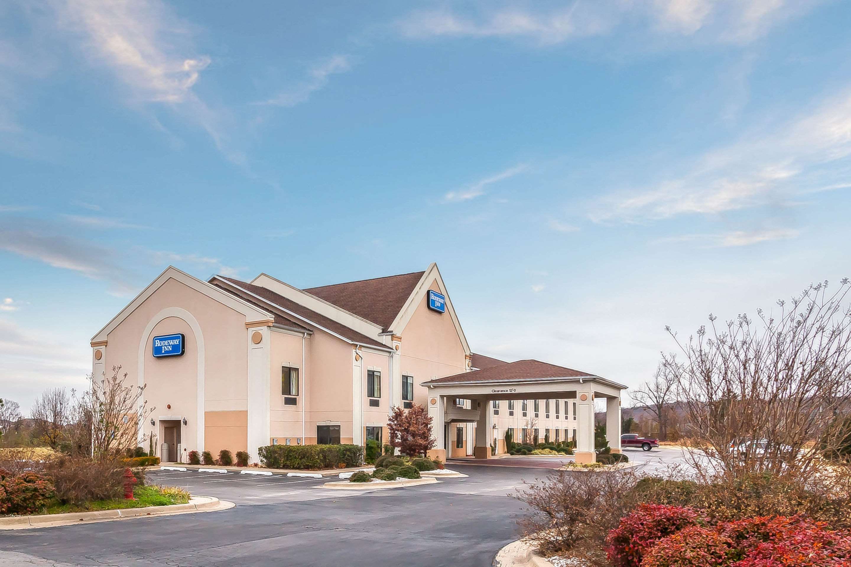 Hotel exterior | Rodeway Inn Tahlequah