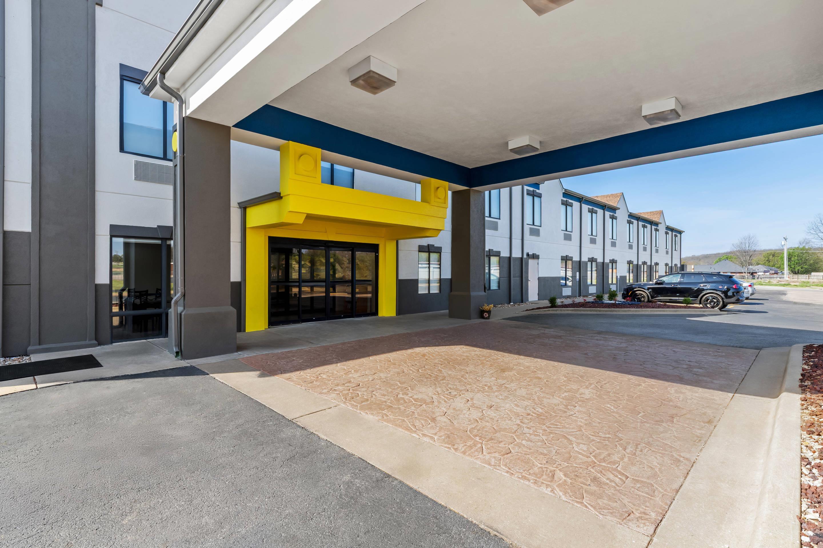 Hotel exterior | Rodeway Inn Tahlequah