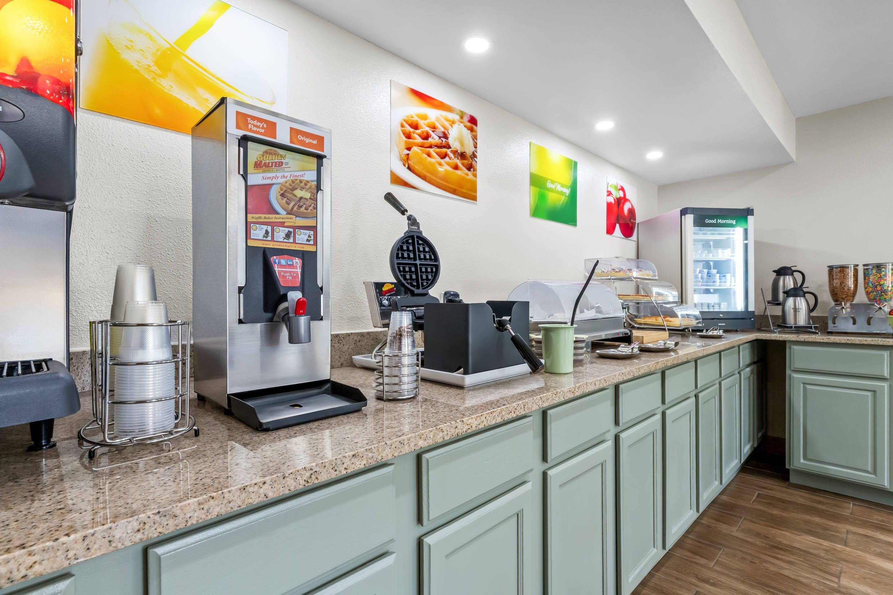 Breakfast area | Rodeway Inn Tahlequah