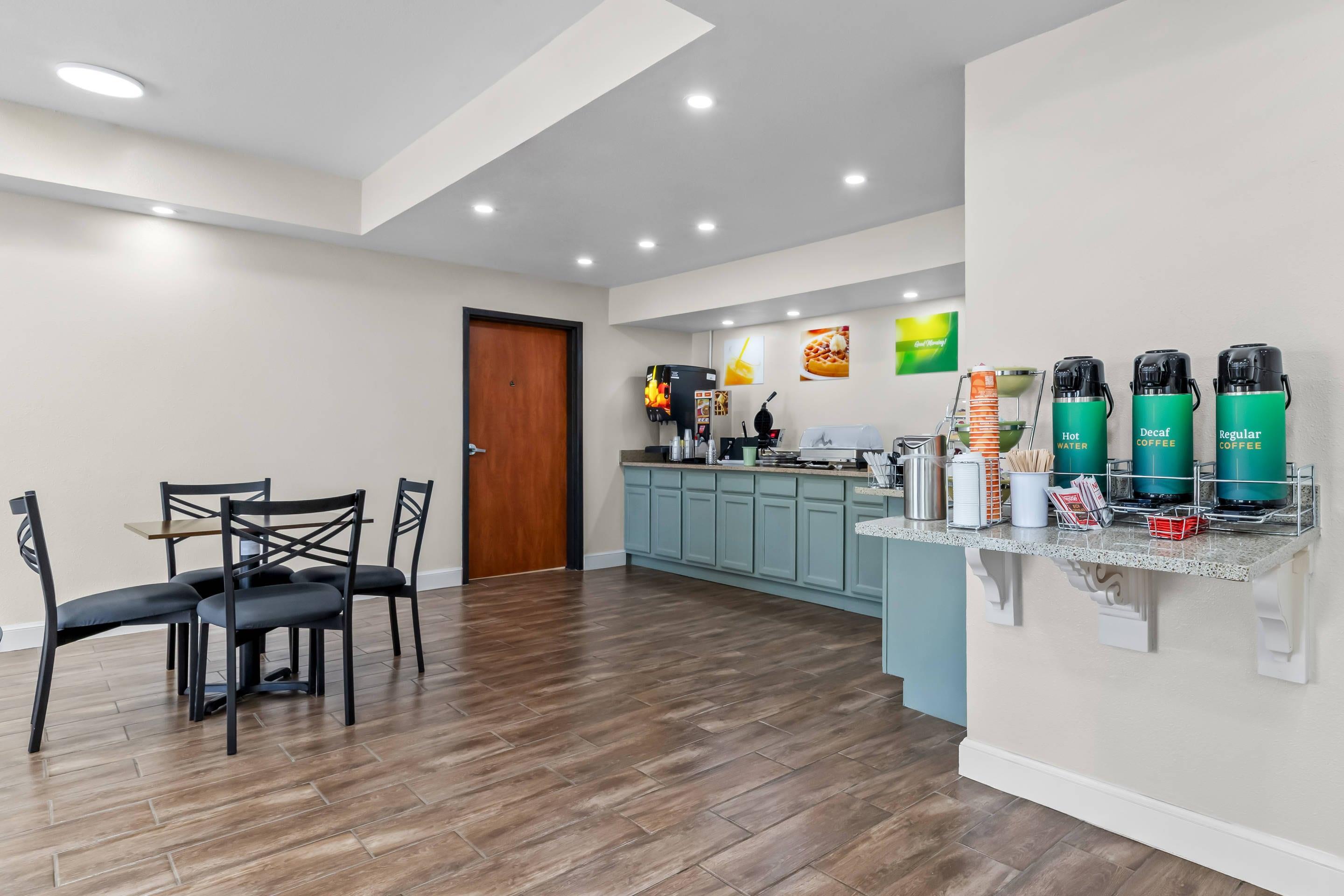 Breakfast area | Rodeway Inn Tahlequah