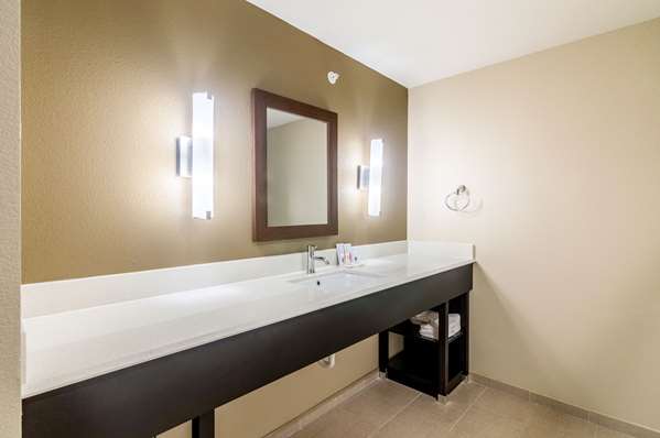  - Comfort Suites Oklahoma City - I-40, Exit 145