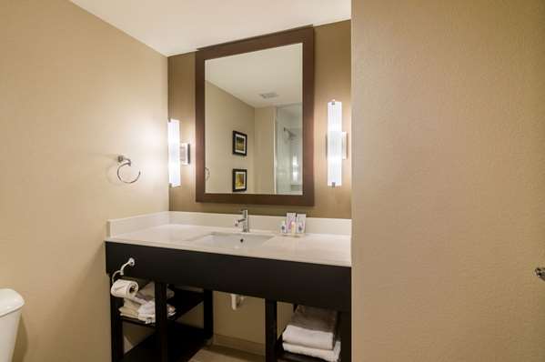  - Comfort Suites Oklahoma City - I-40, Exit 145