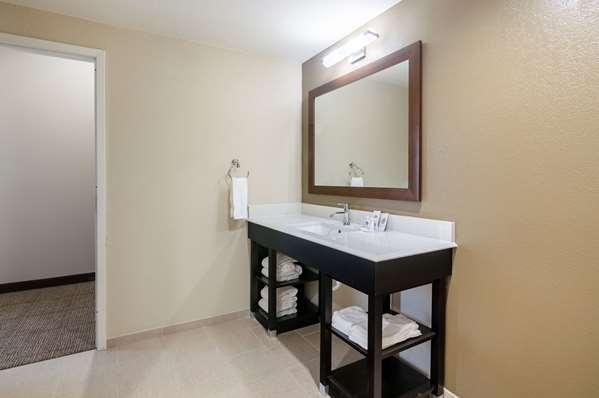  - Comfort Suites Oklahoma City - I-40, Exit 145