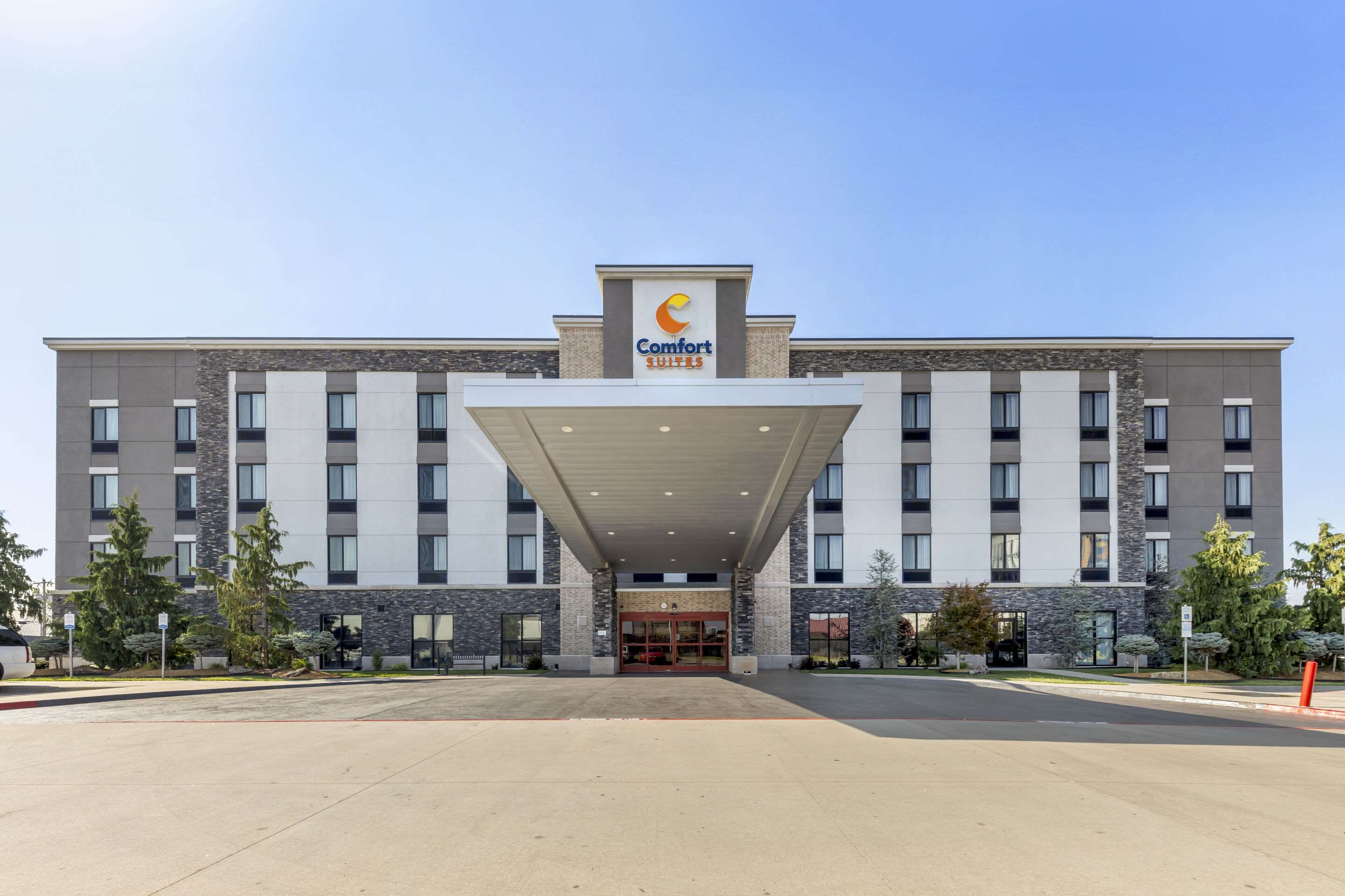 Hotel entrance | Comfort Suites Meridian and I-40