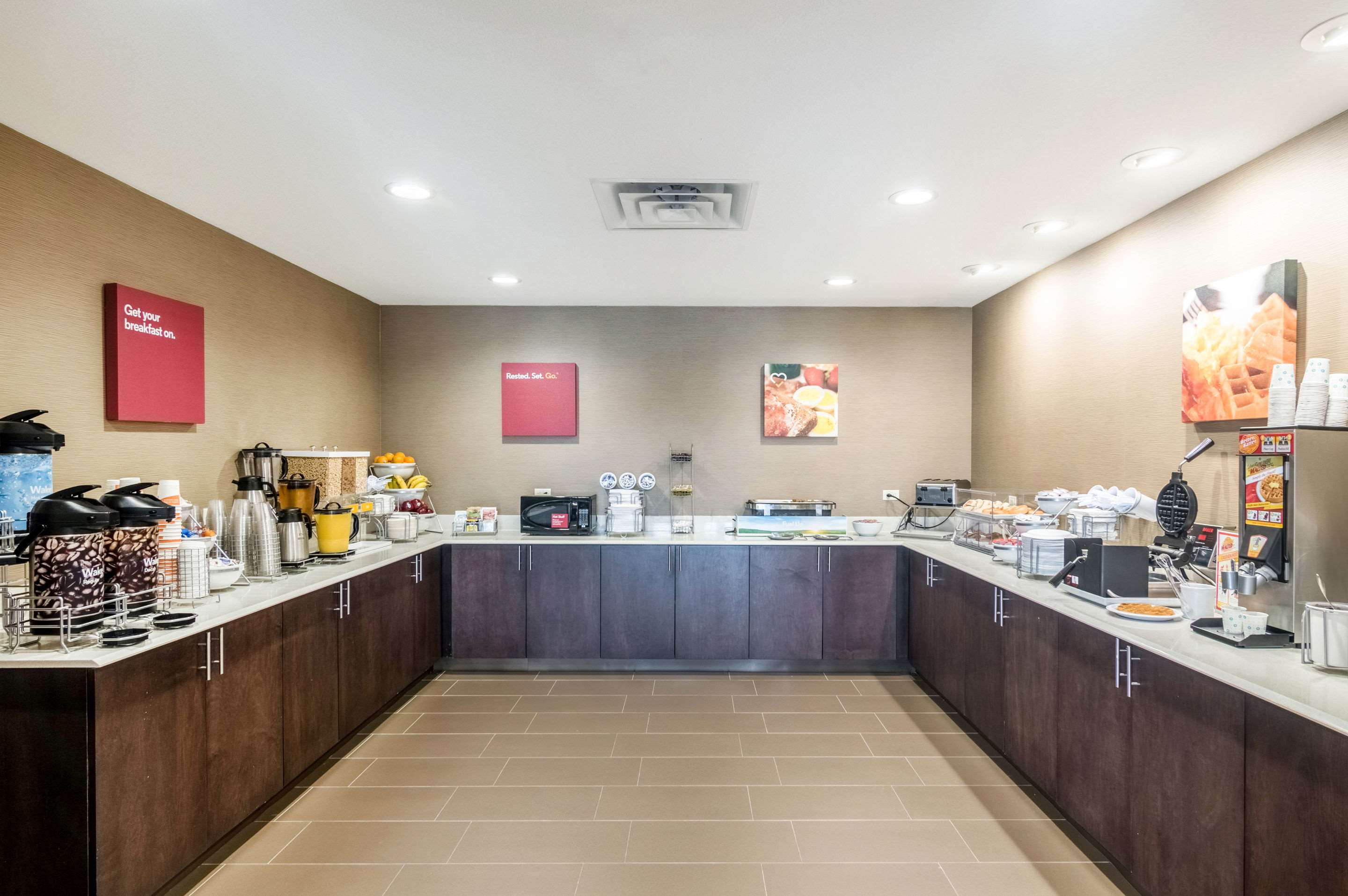 Breakfast area | Comfort Suites Meridian and I-40