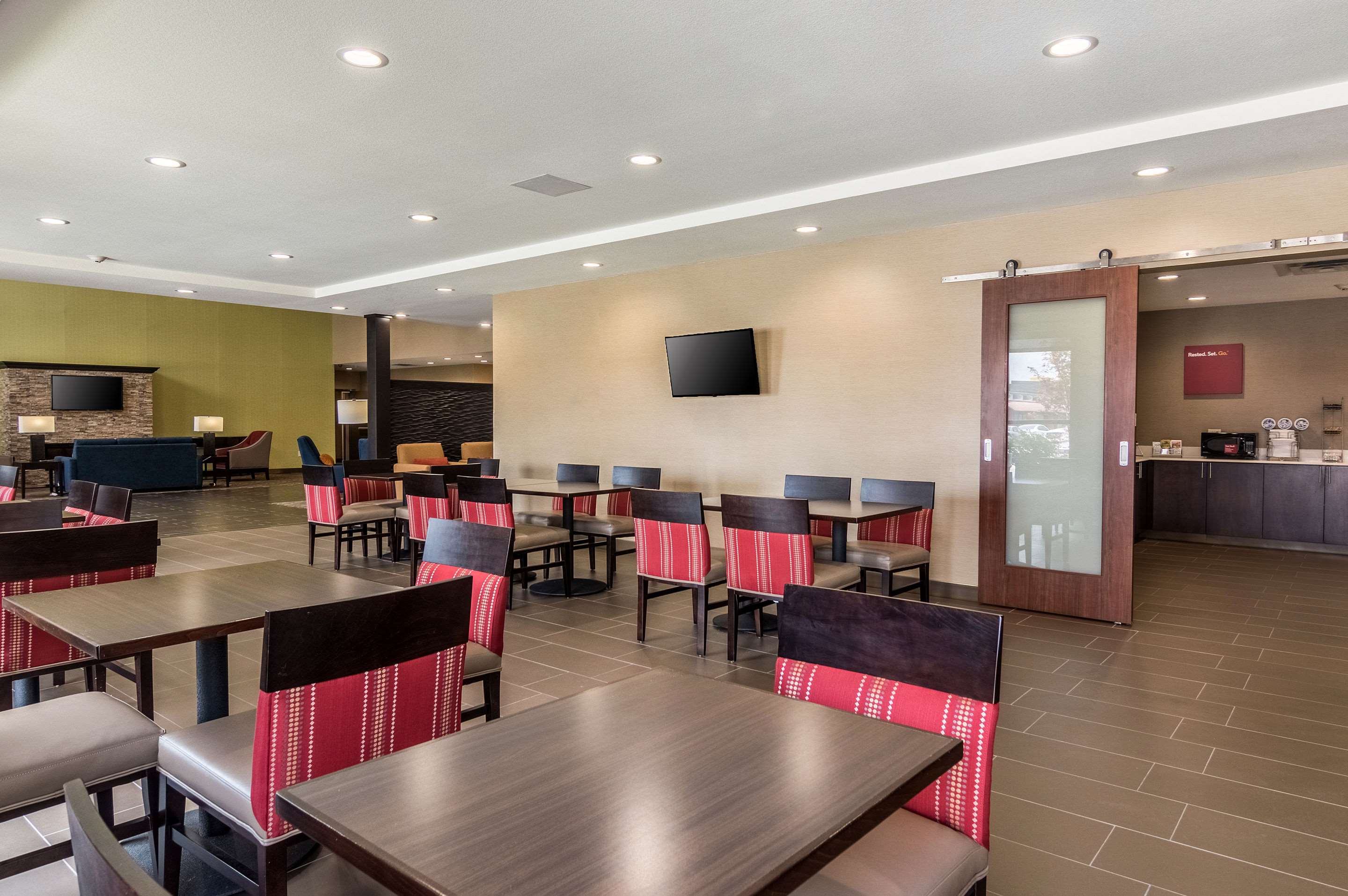 Spacious breakfast area | Comfort Suites Meridian and I-40