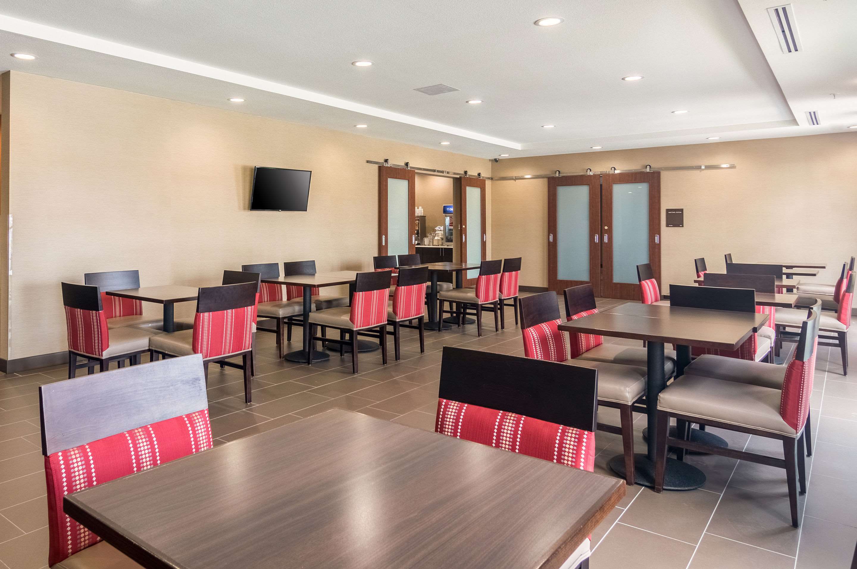 Enjoy breakfast in this seating area | Comfort Suites Meridian and I-40