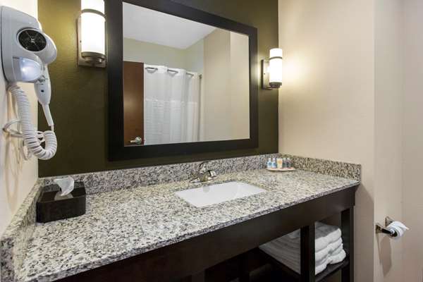  - Comfort Inn & Suites Moore - I-35, Exit 118