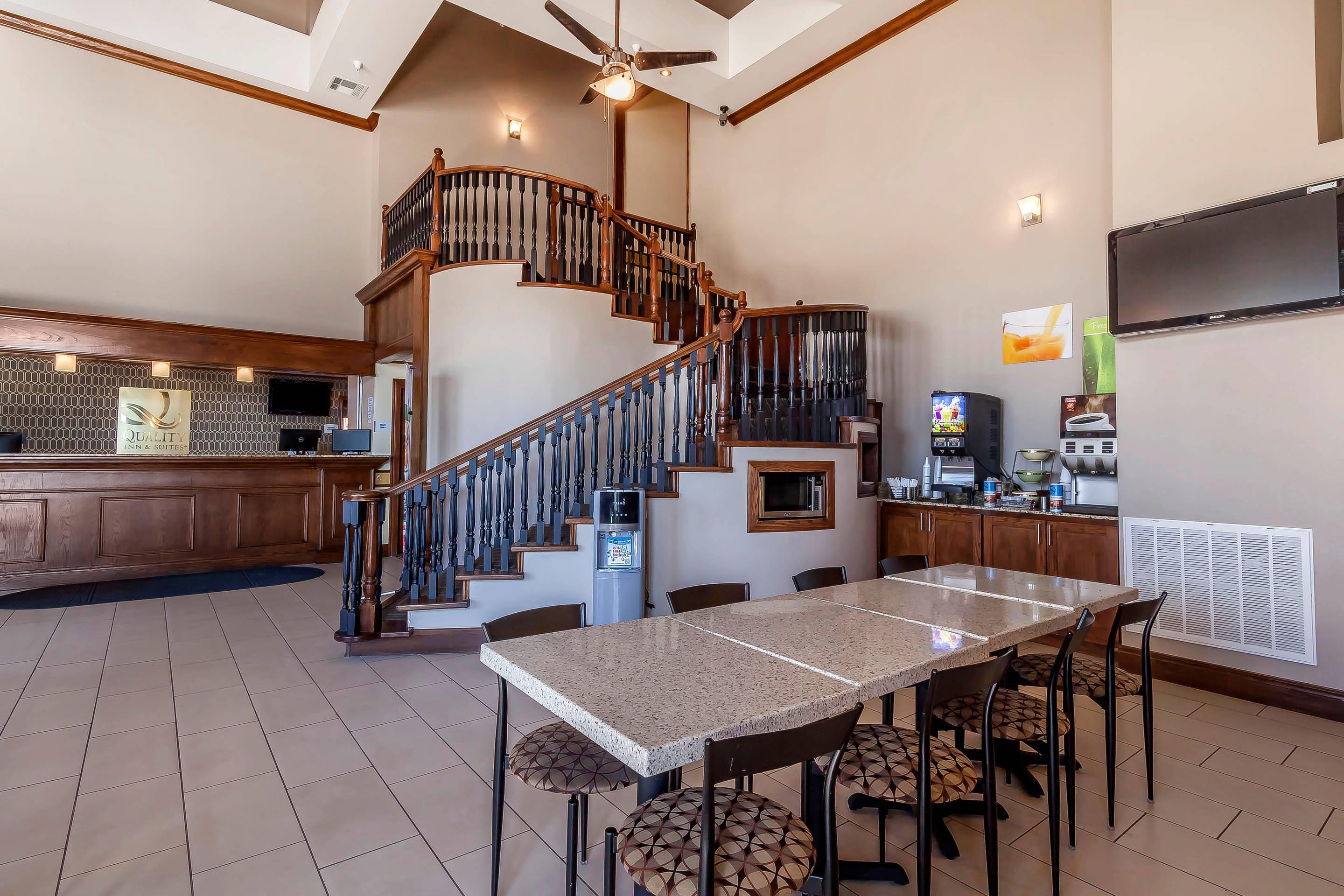 Hotel lobby | Quality Inn & Suites Owasso US-169