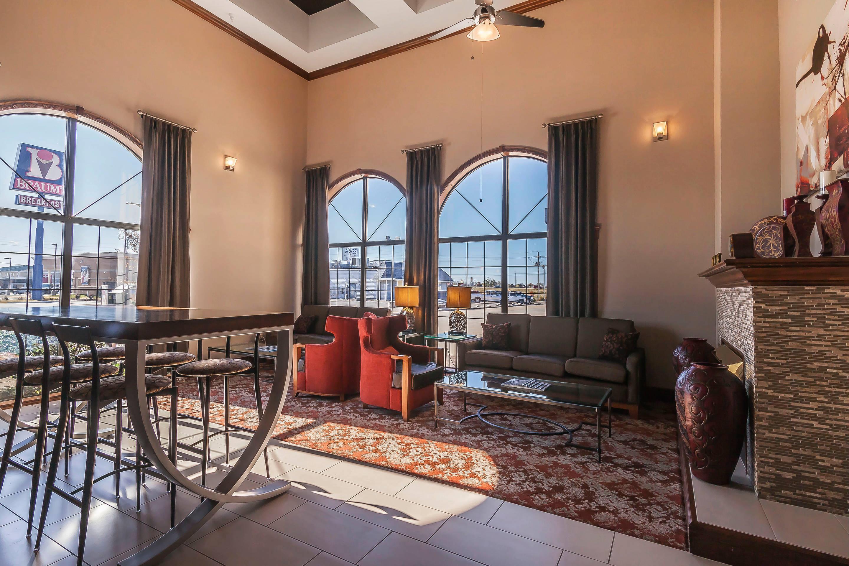 Lobby with sitting area | Quality Inn & Suites Owasso US-169