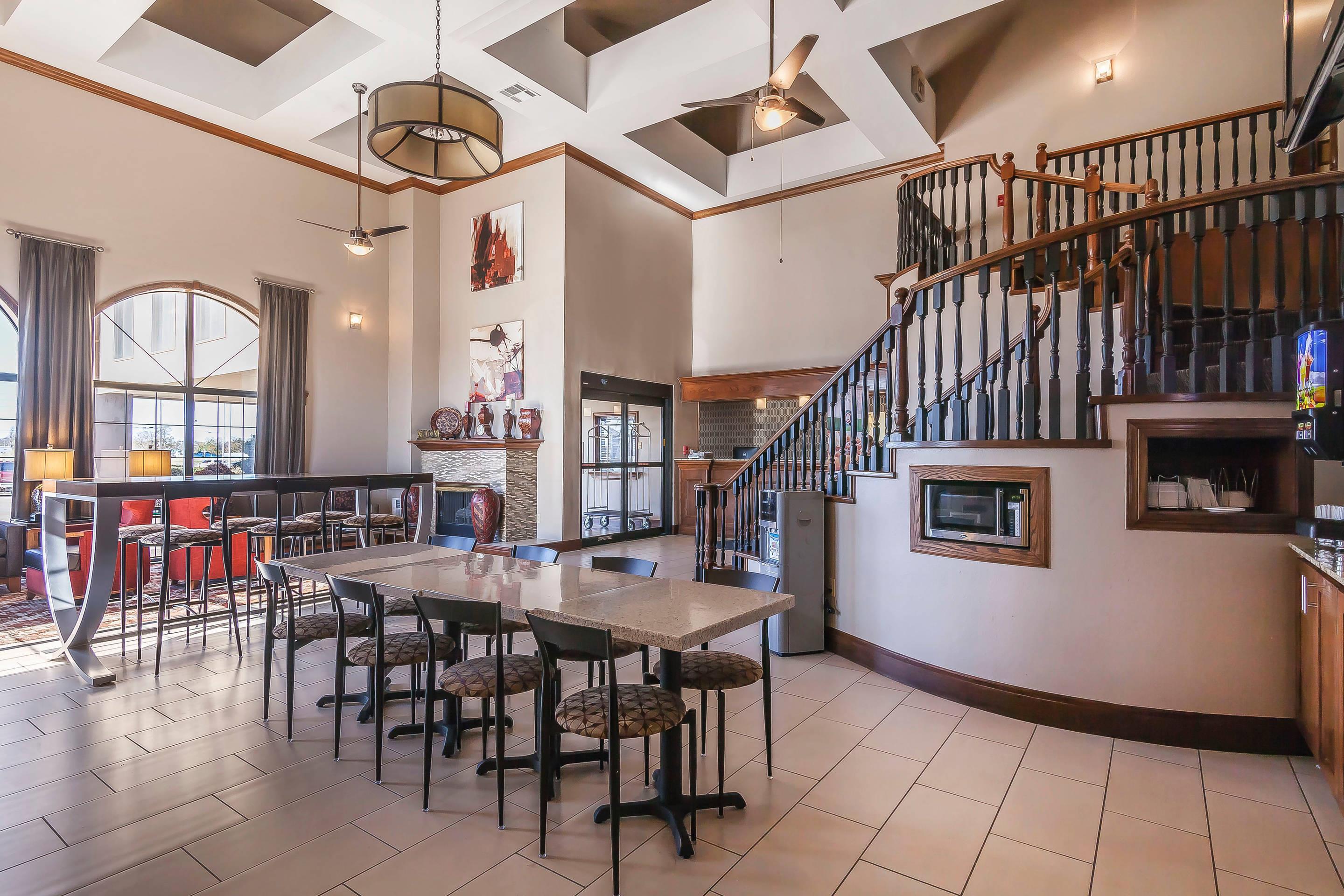 Spacious breakfast area | Quality Inn & Suites Owasso US-169