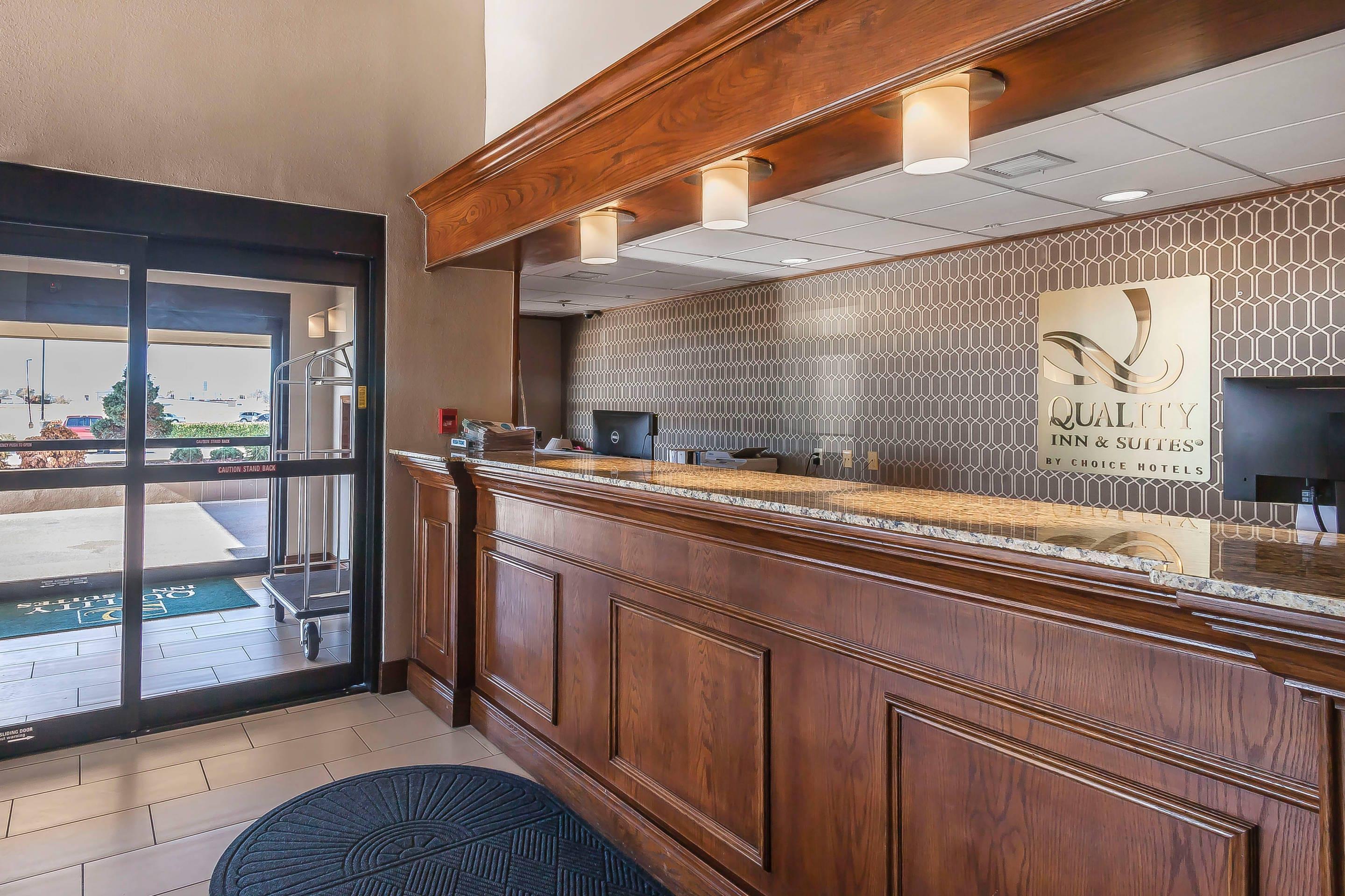 Hotel lobby | Quality Inn & Suites Owasso US-169
