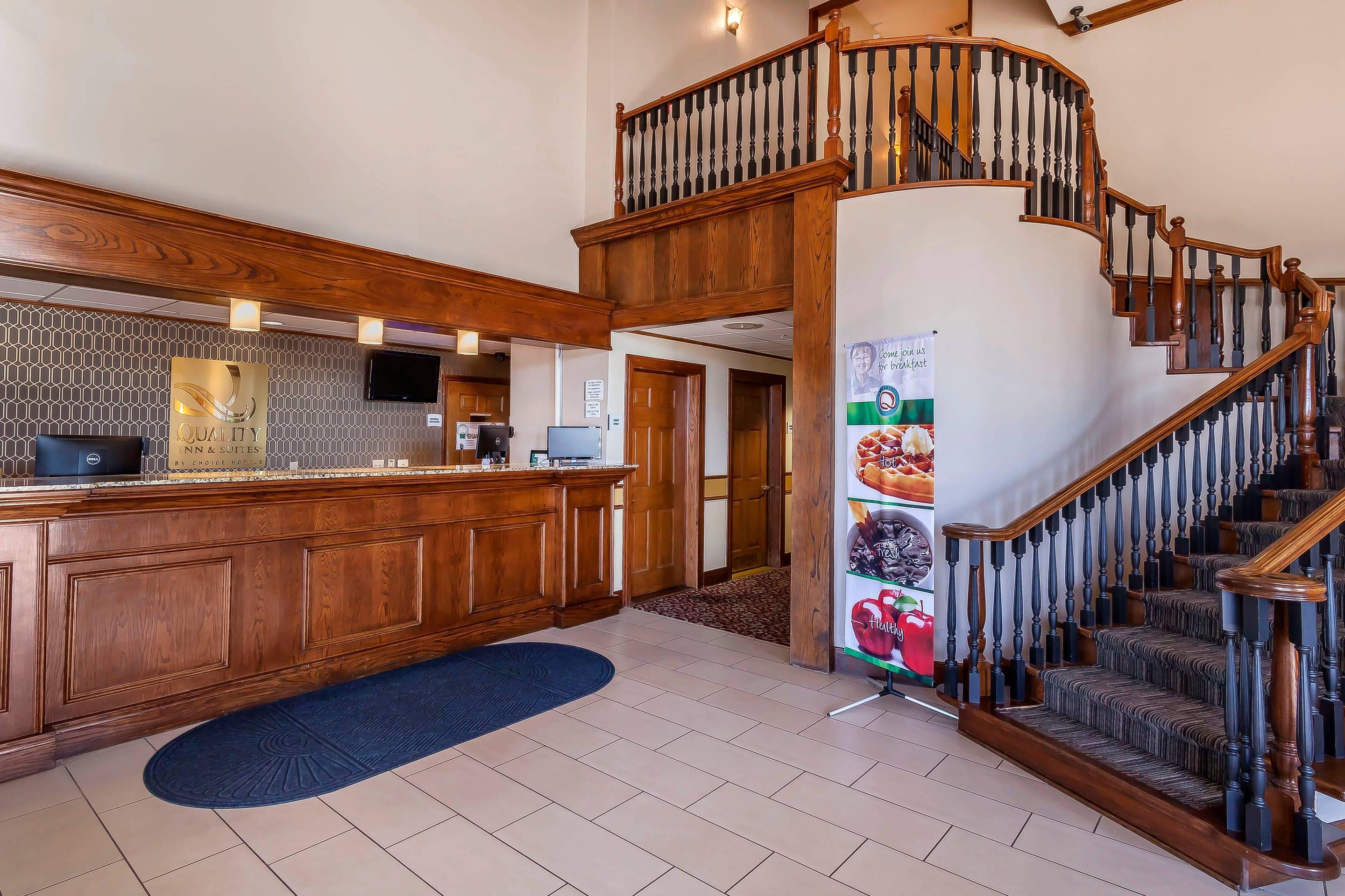 Hotel lobby | Quality Inn & Suites Owasso US-169