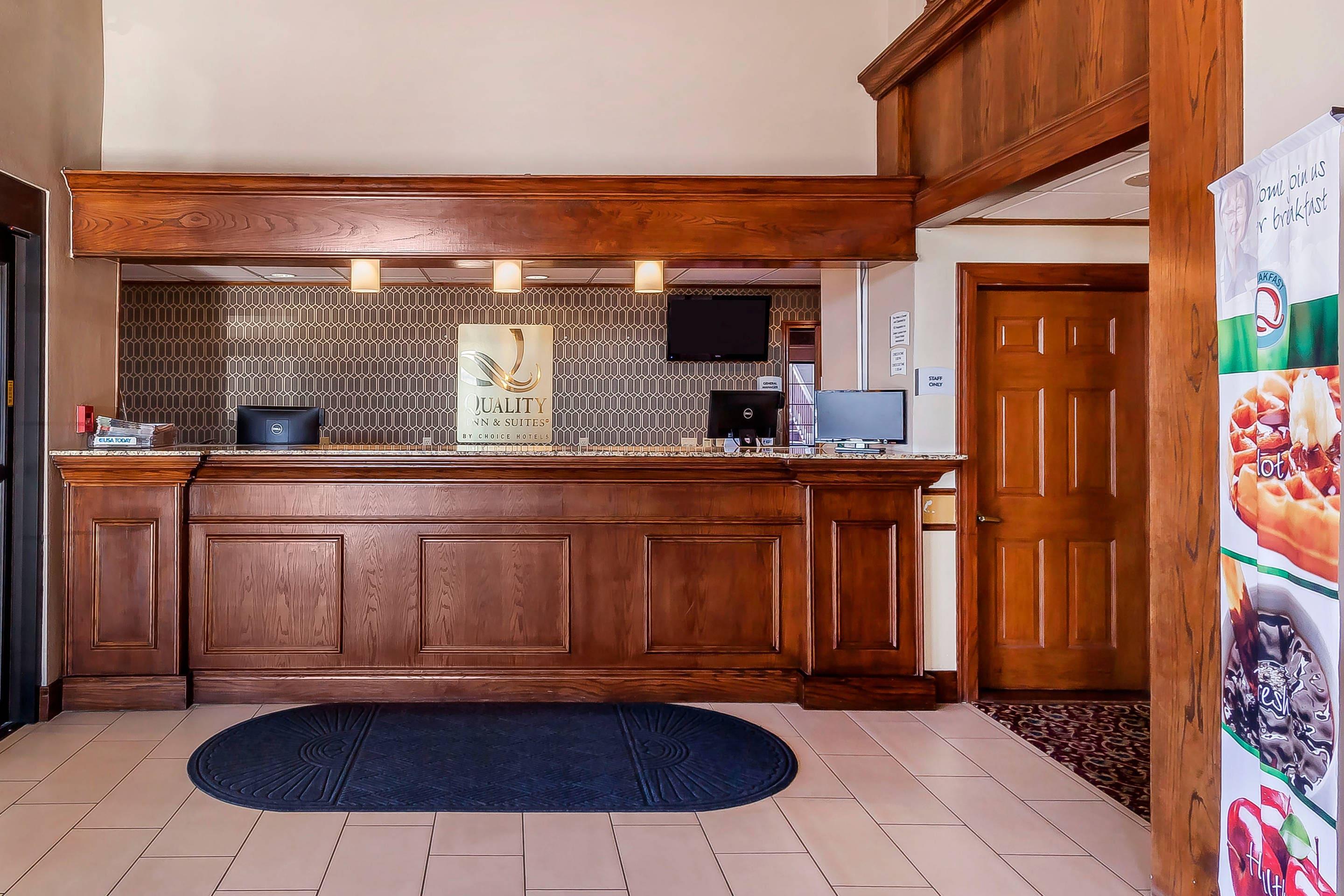 Hotel lobby | Quality Inn & Suites Owasso US-169