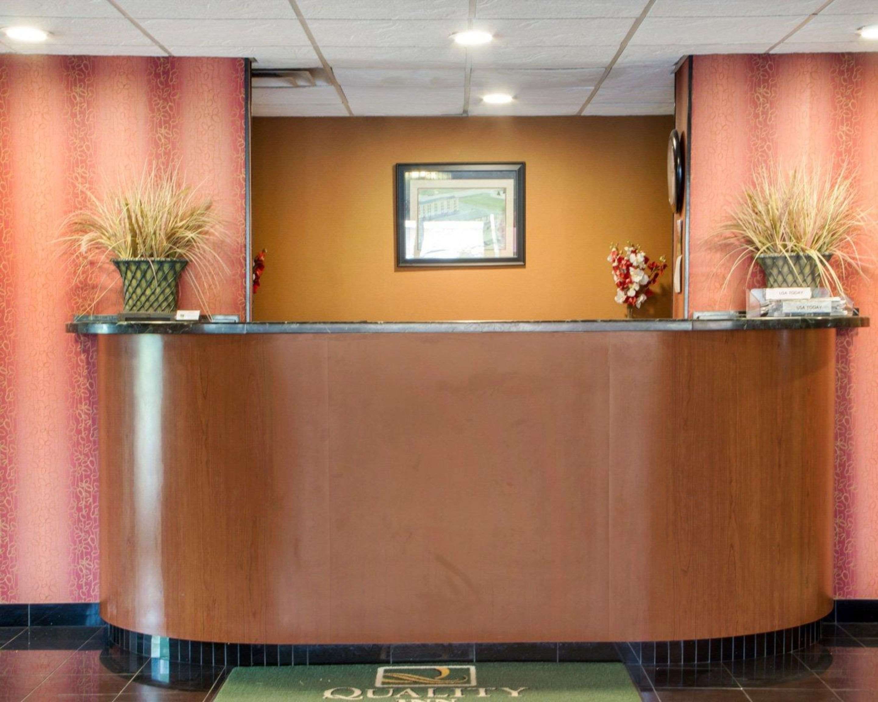 Front desk with friendly staff | Quality Inn Broken Arrow - Tulsa