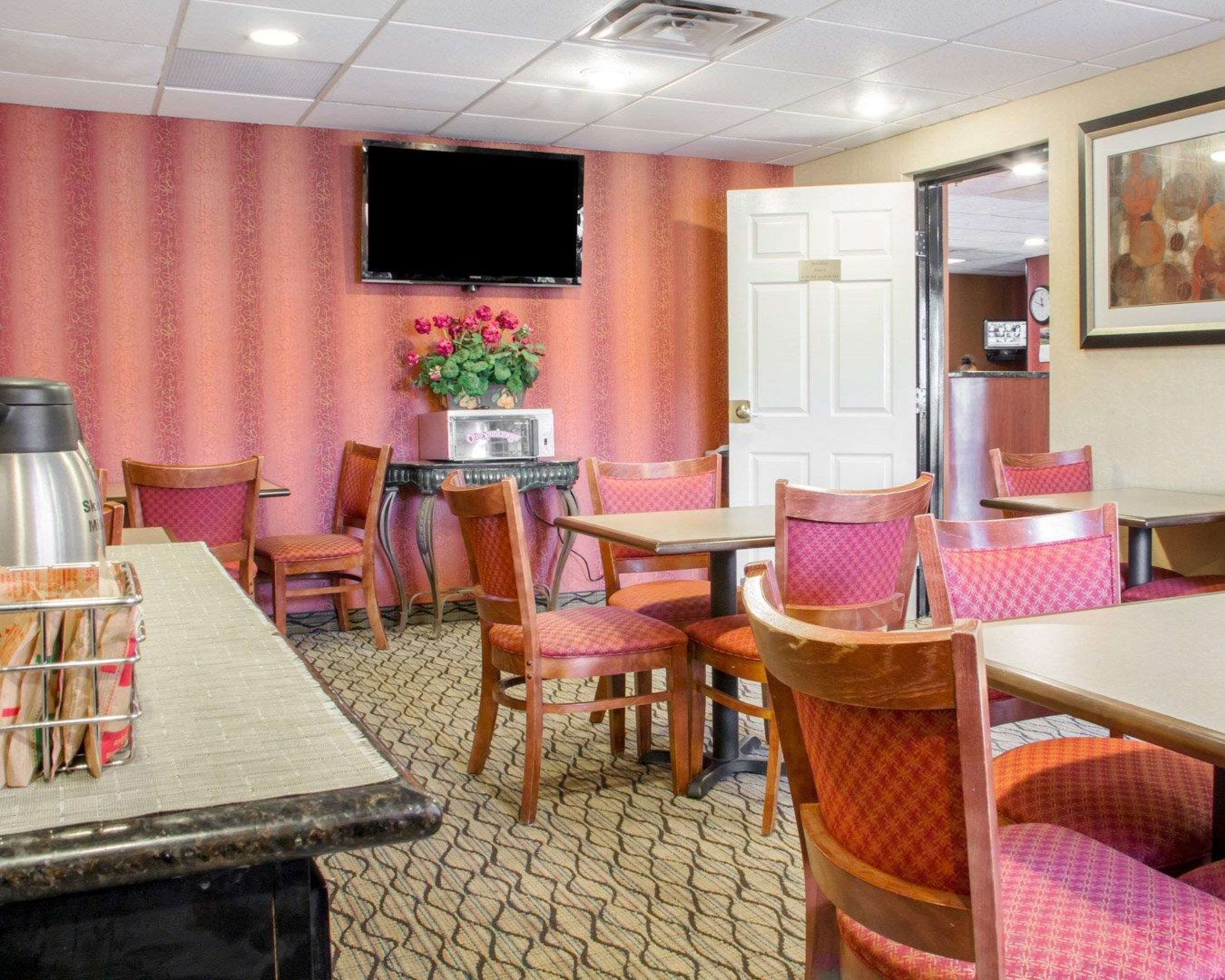 Enjoy breakfast in this seating area | Quality Inn Broken Arrow - Tulsa