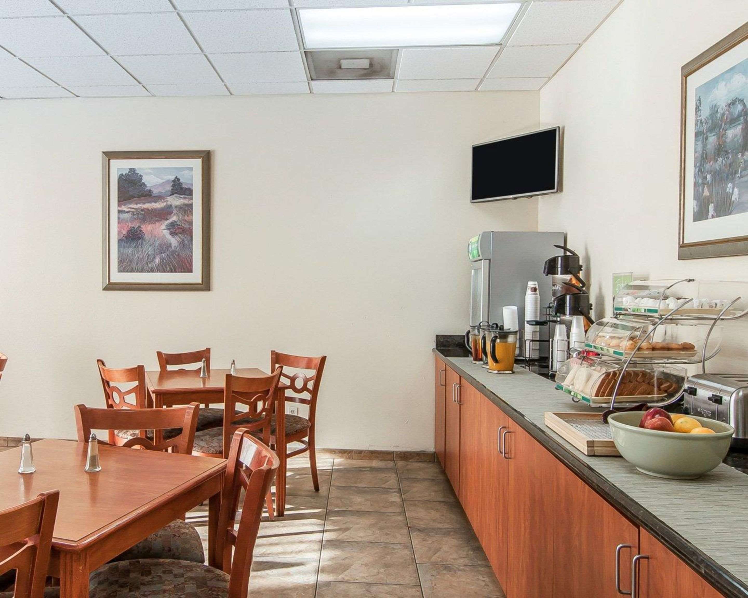Breakfast counter | Quality Inn Downtown Convention Center Portland