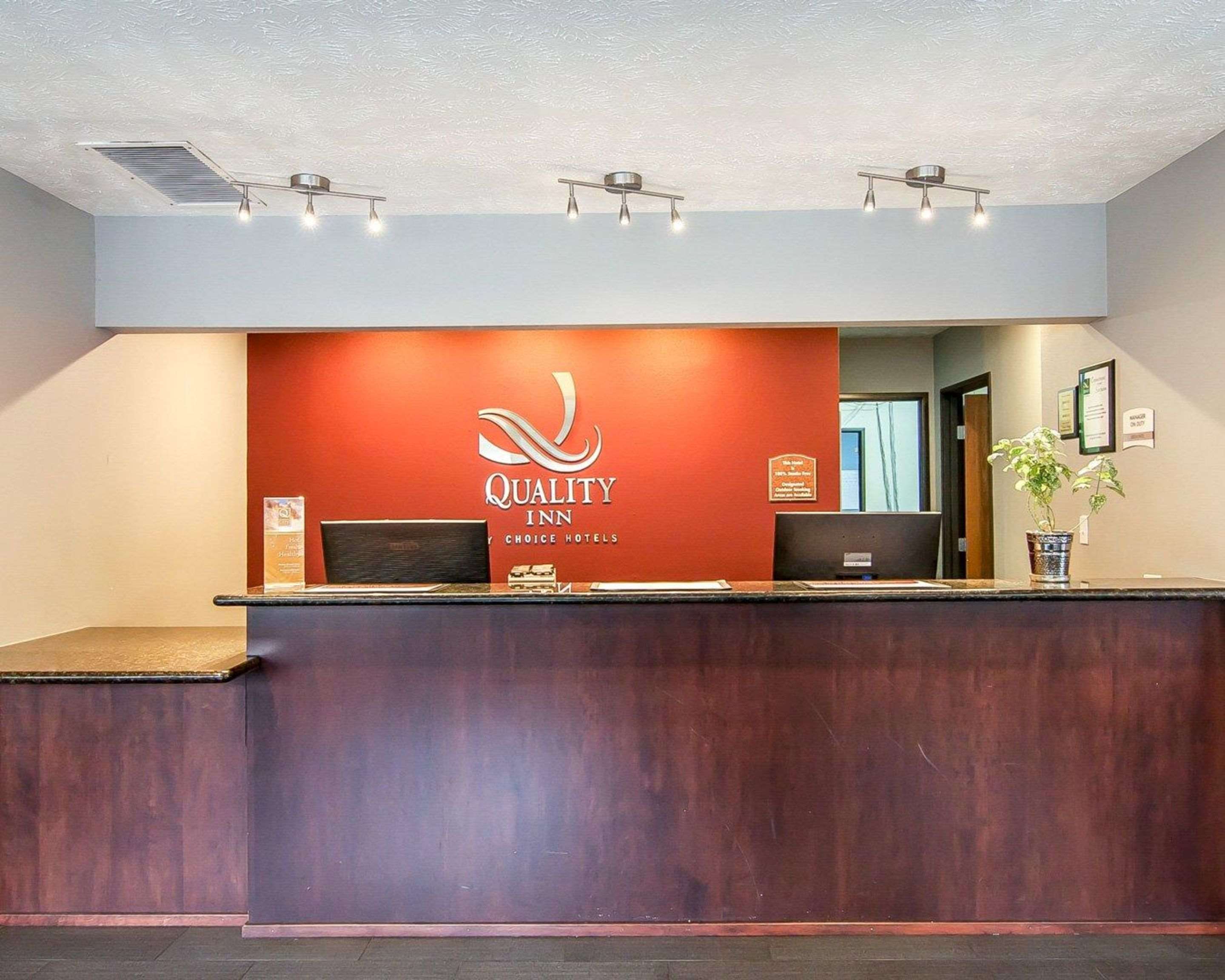 Front desk with friendly staff | Quality Inn Downtown Convention Center Portland