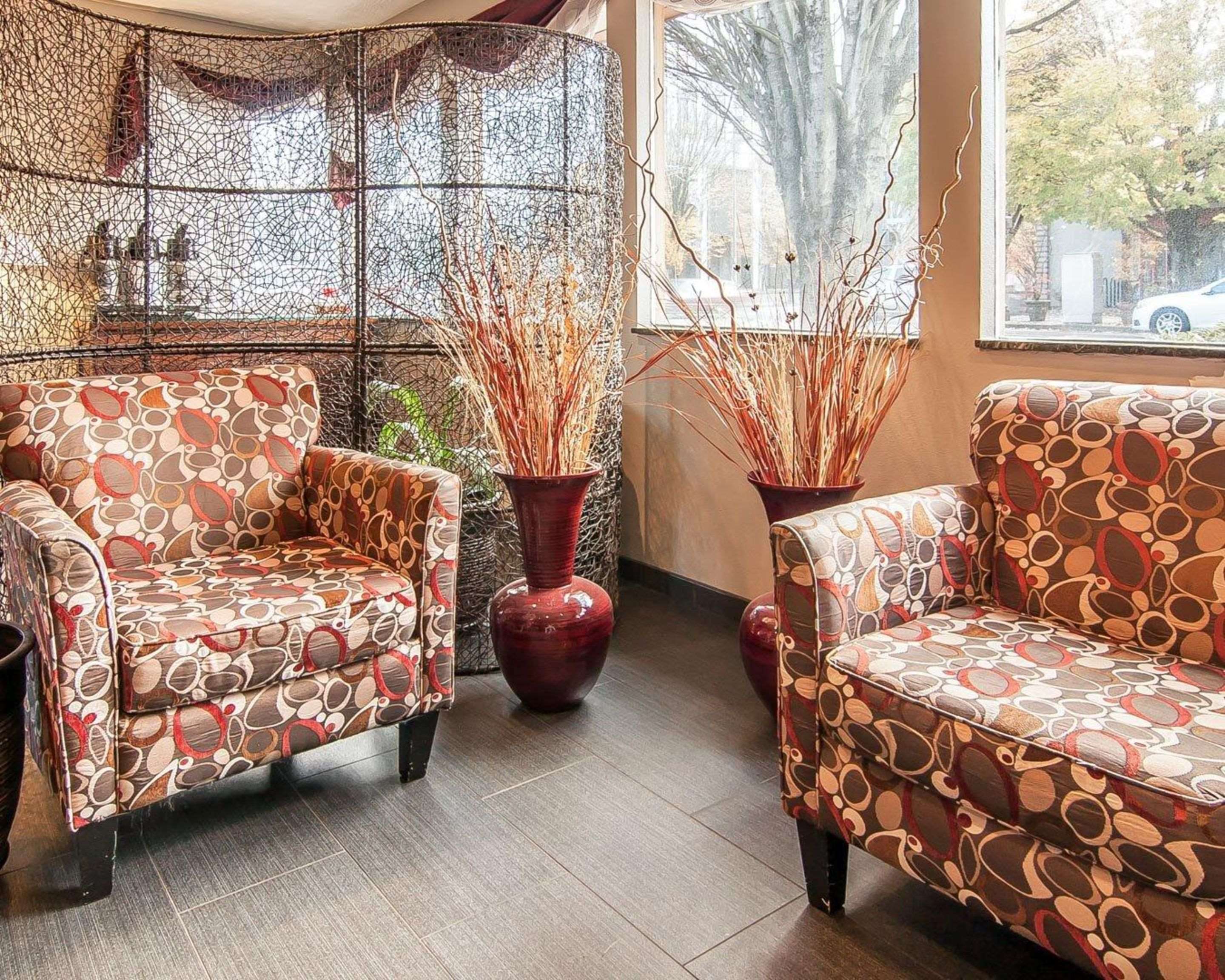 Lobby with sitting area | Quality Inn Downtown Convention Center Portland
