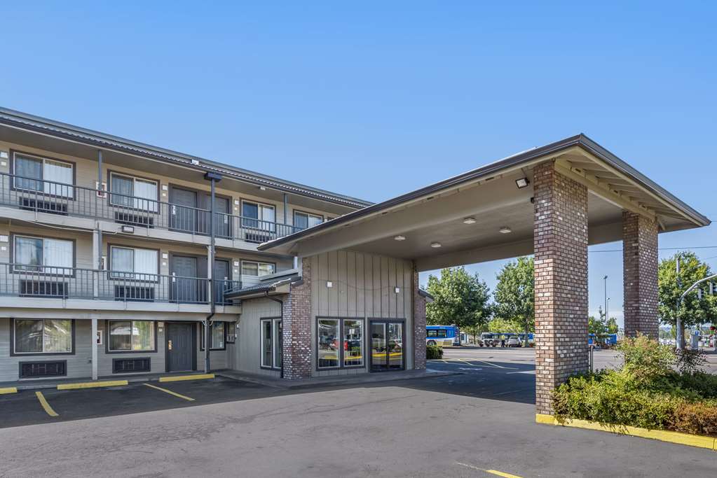 Econo Lodge Inn & Suites Portland Int'l