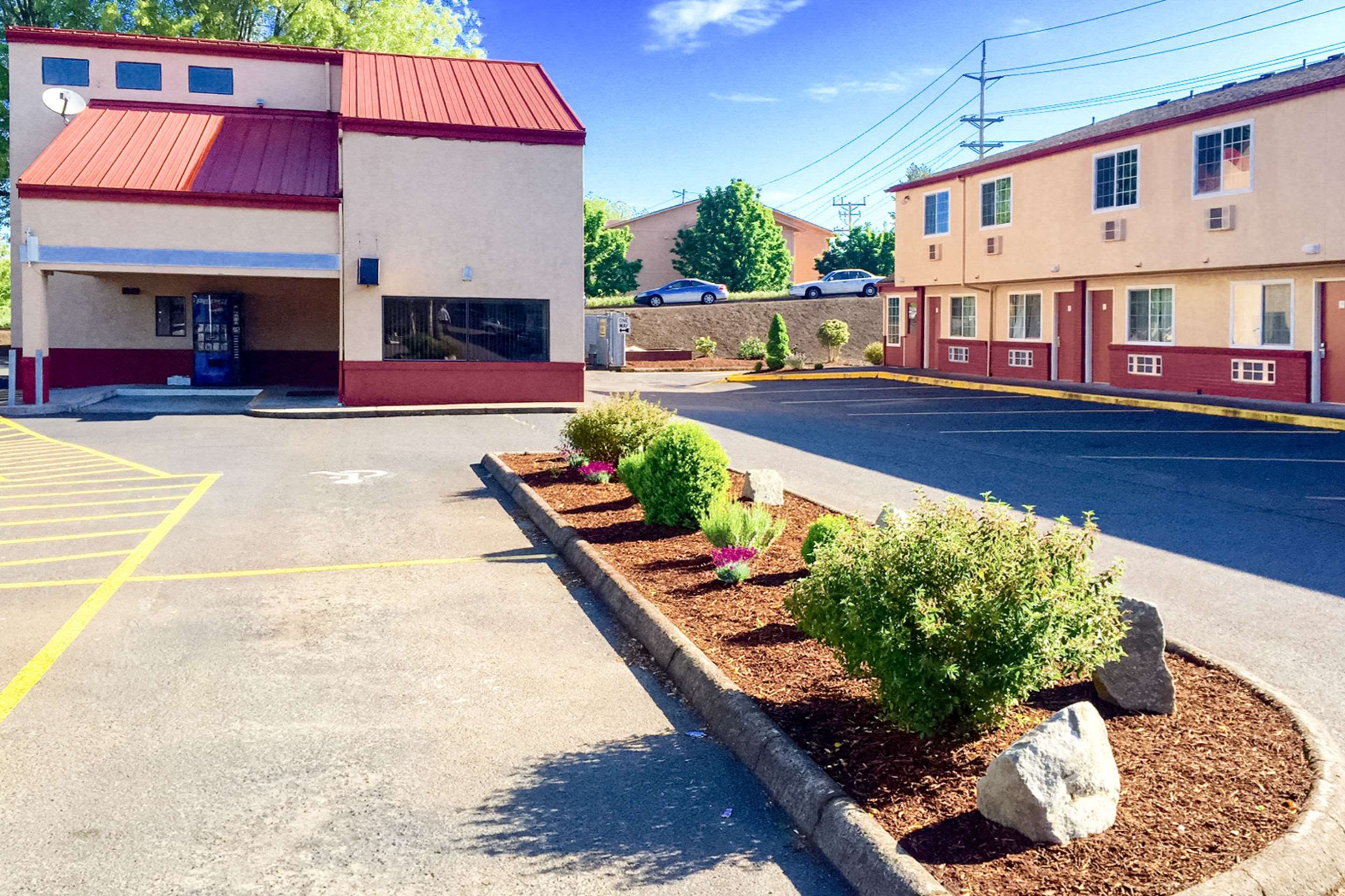 Hotel exterior | Rodeway Inn Willamette River