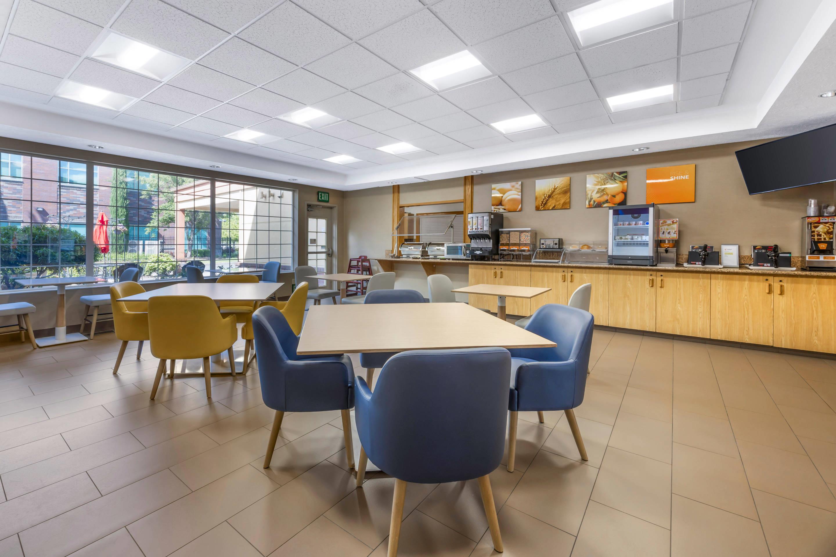 Breakfast area | Comfort Suites