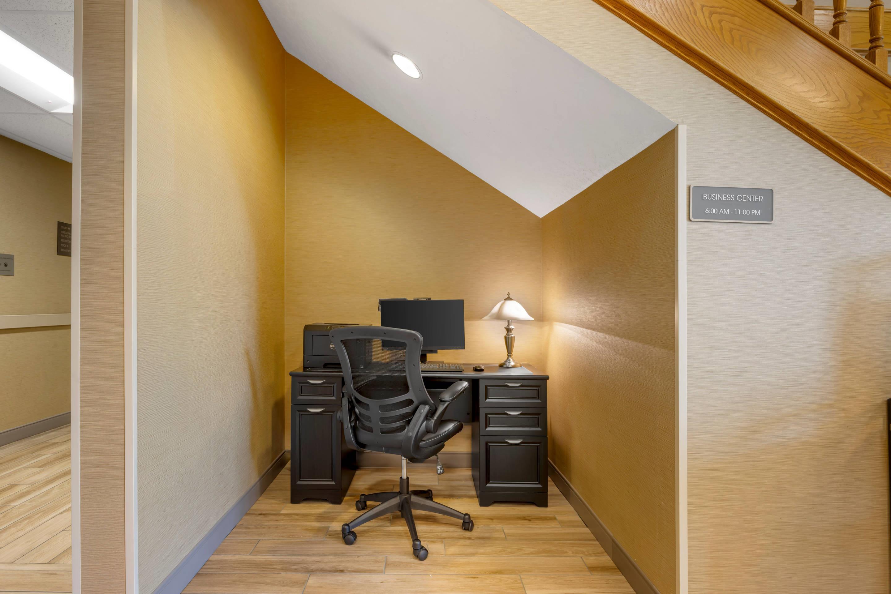 Computer in the lobby | Comfort Suites