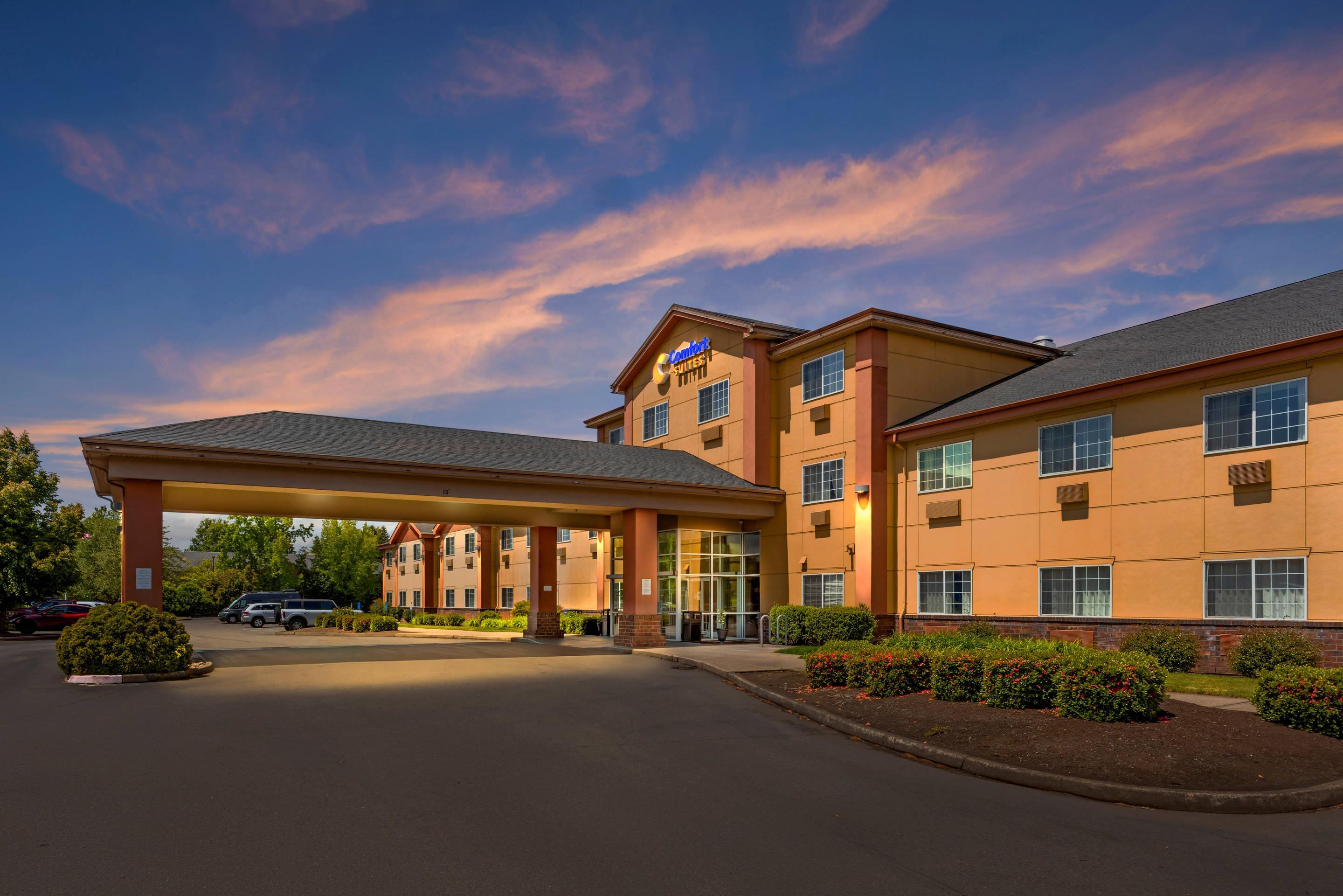 Hotel at night | Comfort Suites