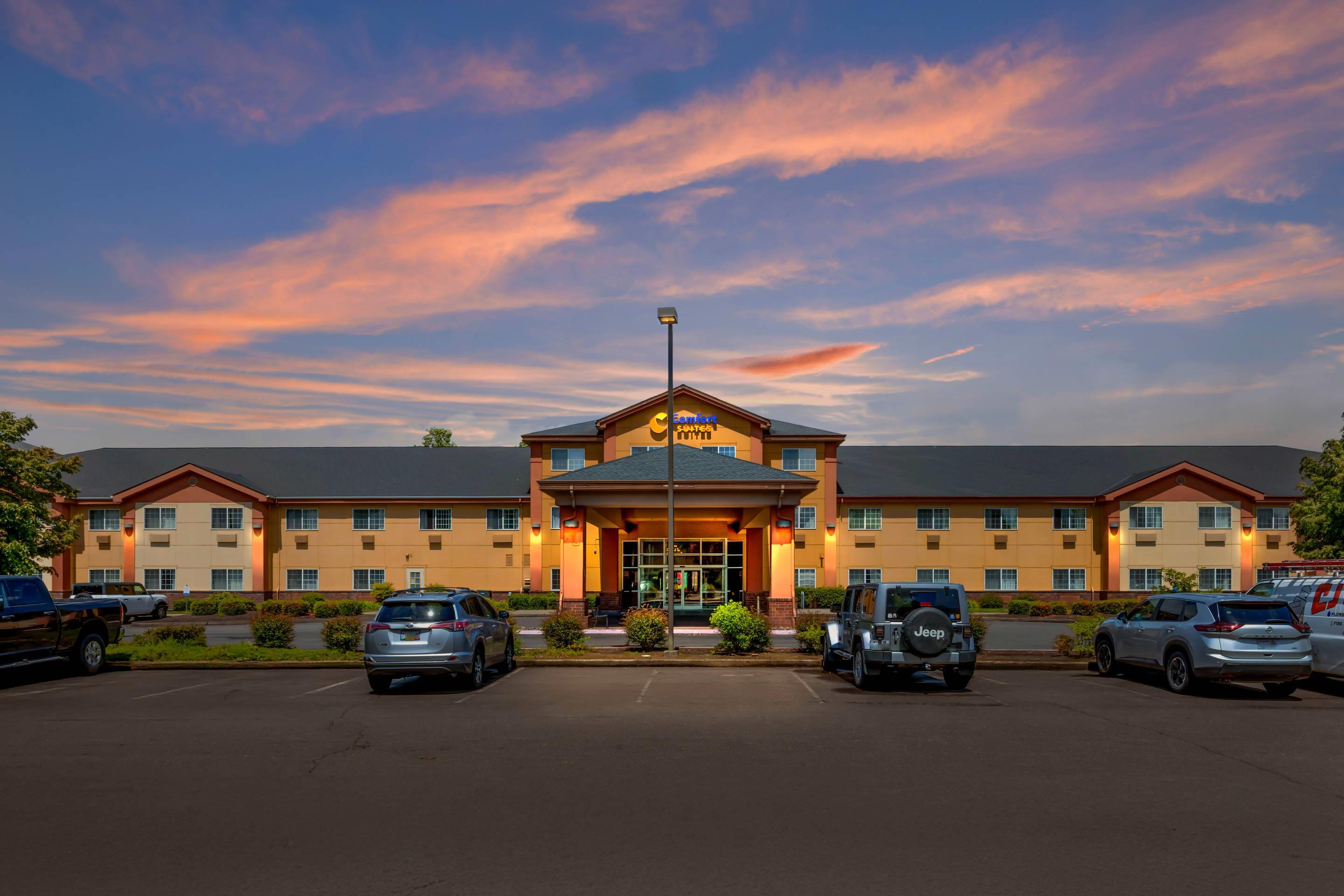 Hotel at night | Comfort Suites