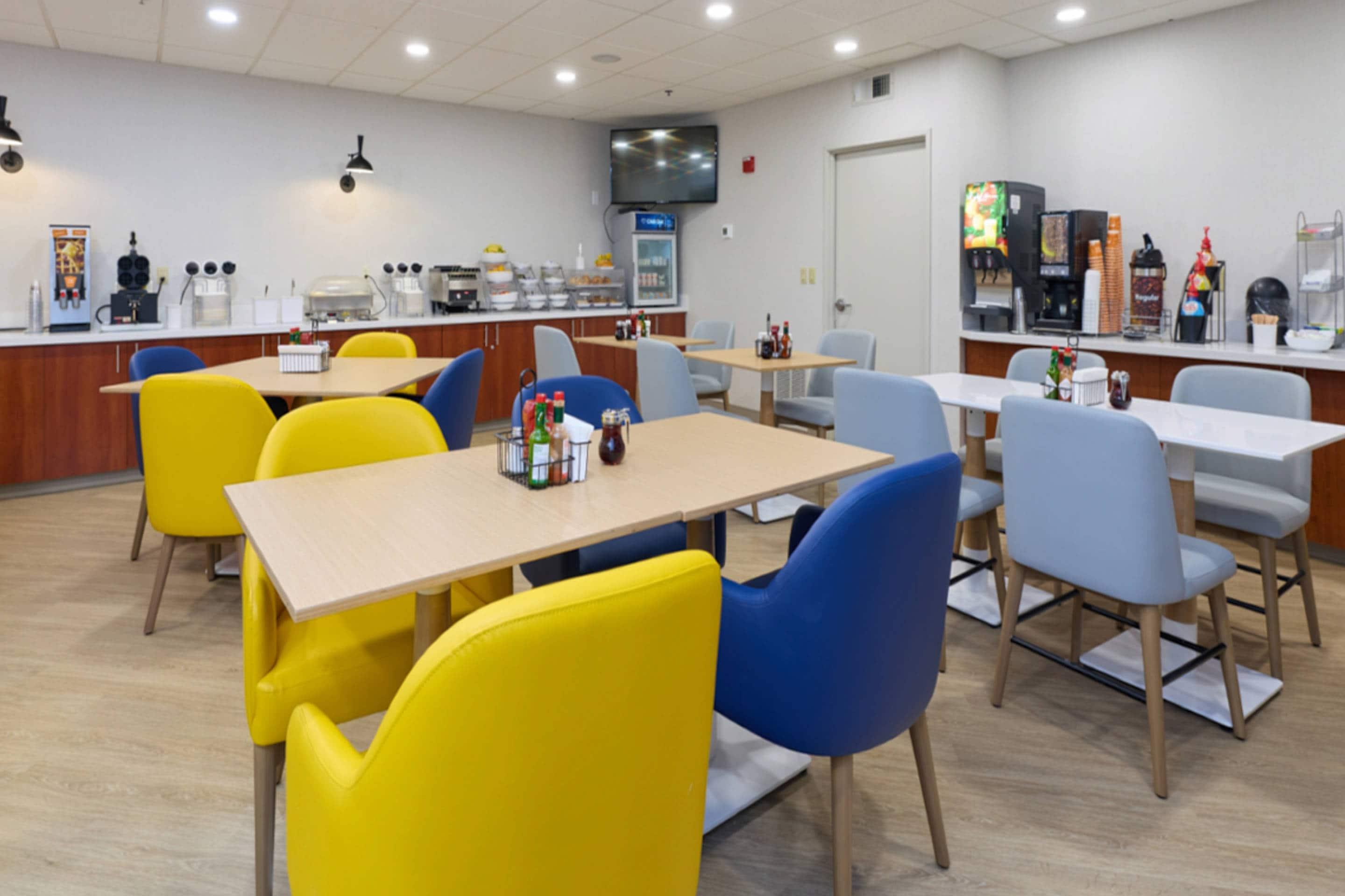 Breakfast area | Comfort Suites Springfield RiverBend Medical