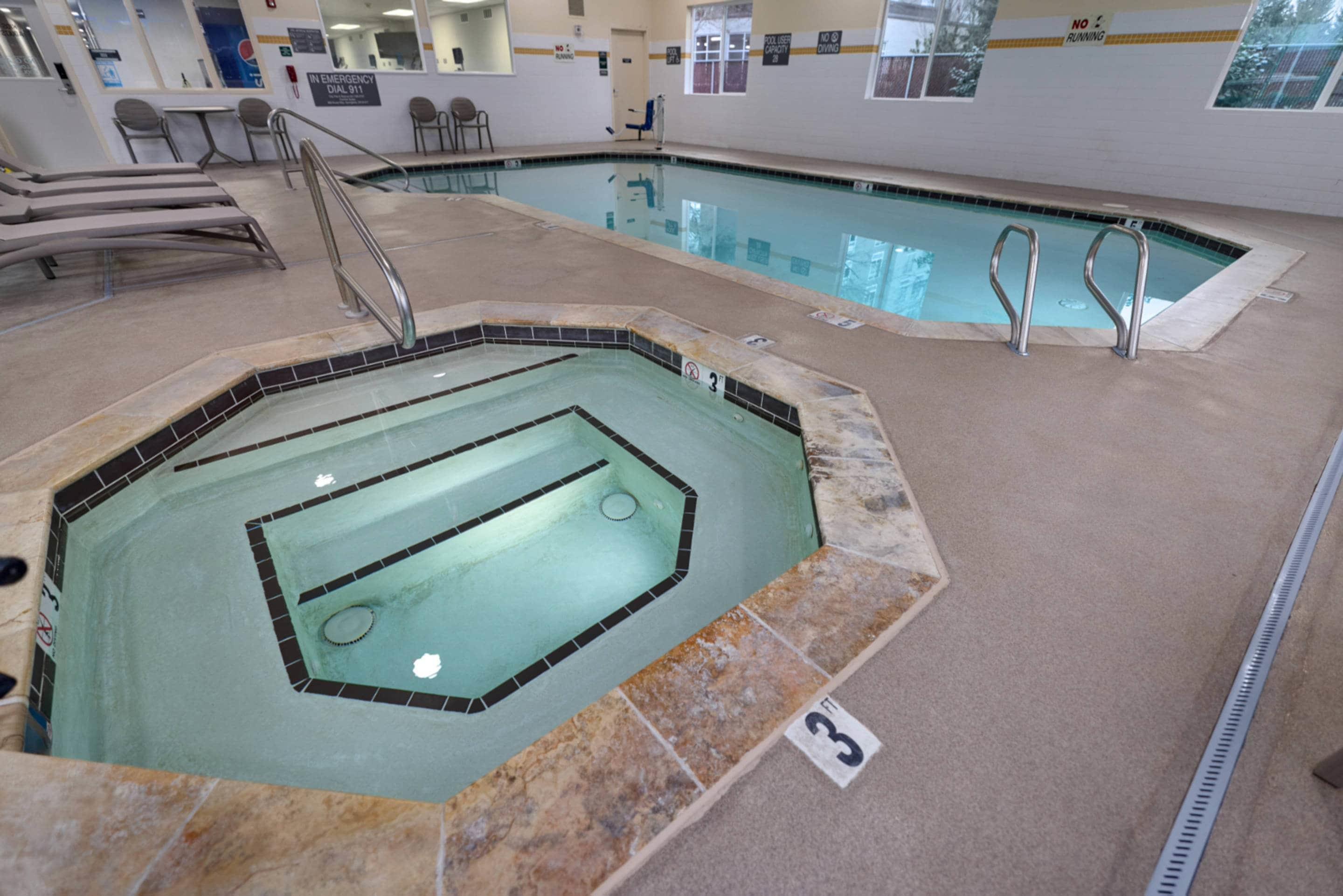 Indoor hot tub | Comfort Suites Springfield RiverBend Medical