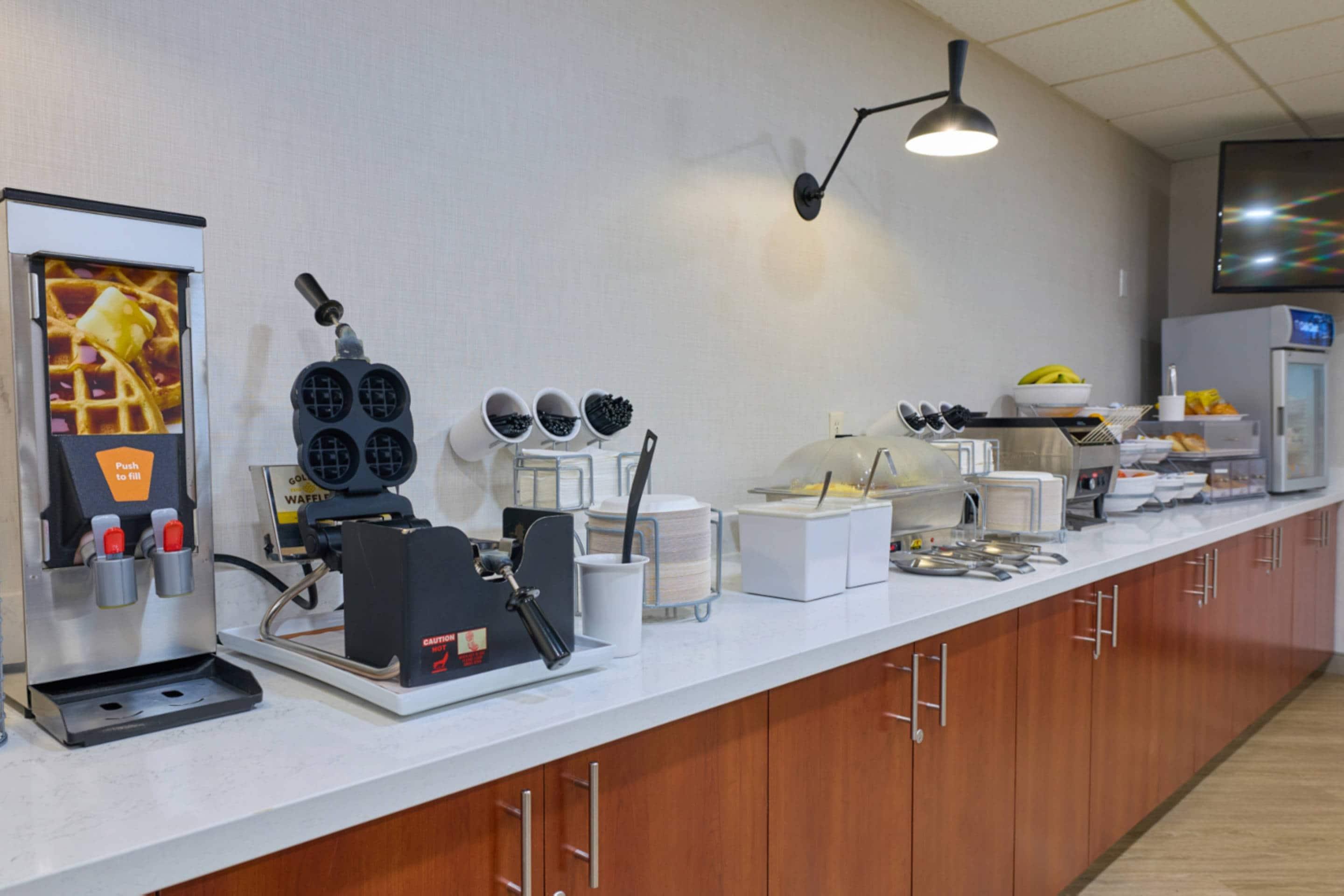 Breakfast area | Comfort Suites Springfield RiverBend Medical