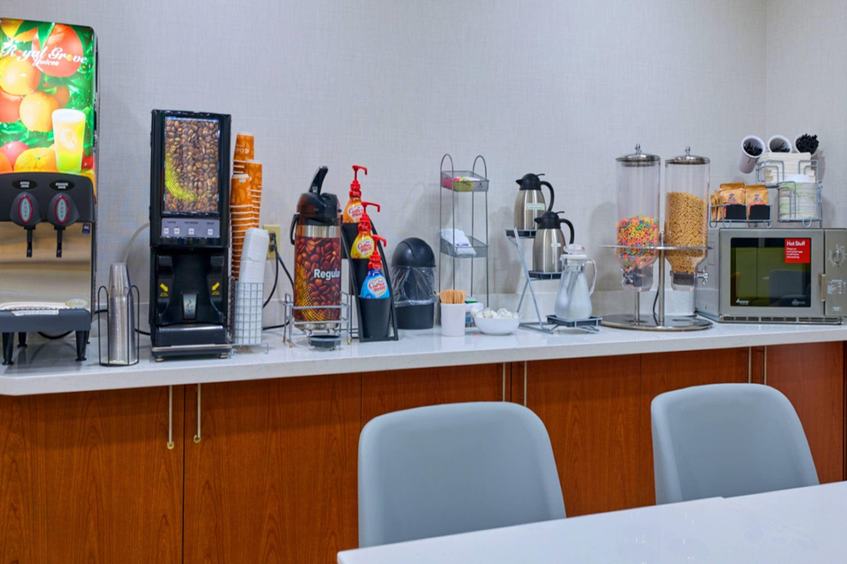 Breakfast area | Comfort Suites Springfield RiverBend Medical